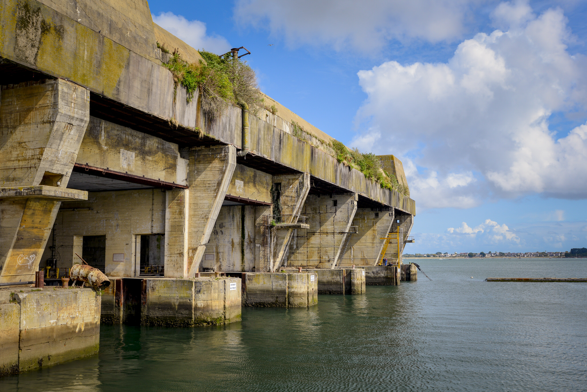 Vue sur les alvéoles du bloc K3 de Lorient La Base (Morbihan)