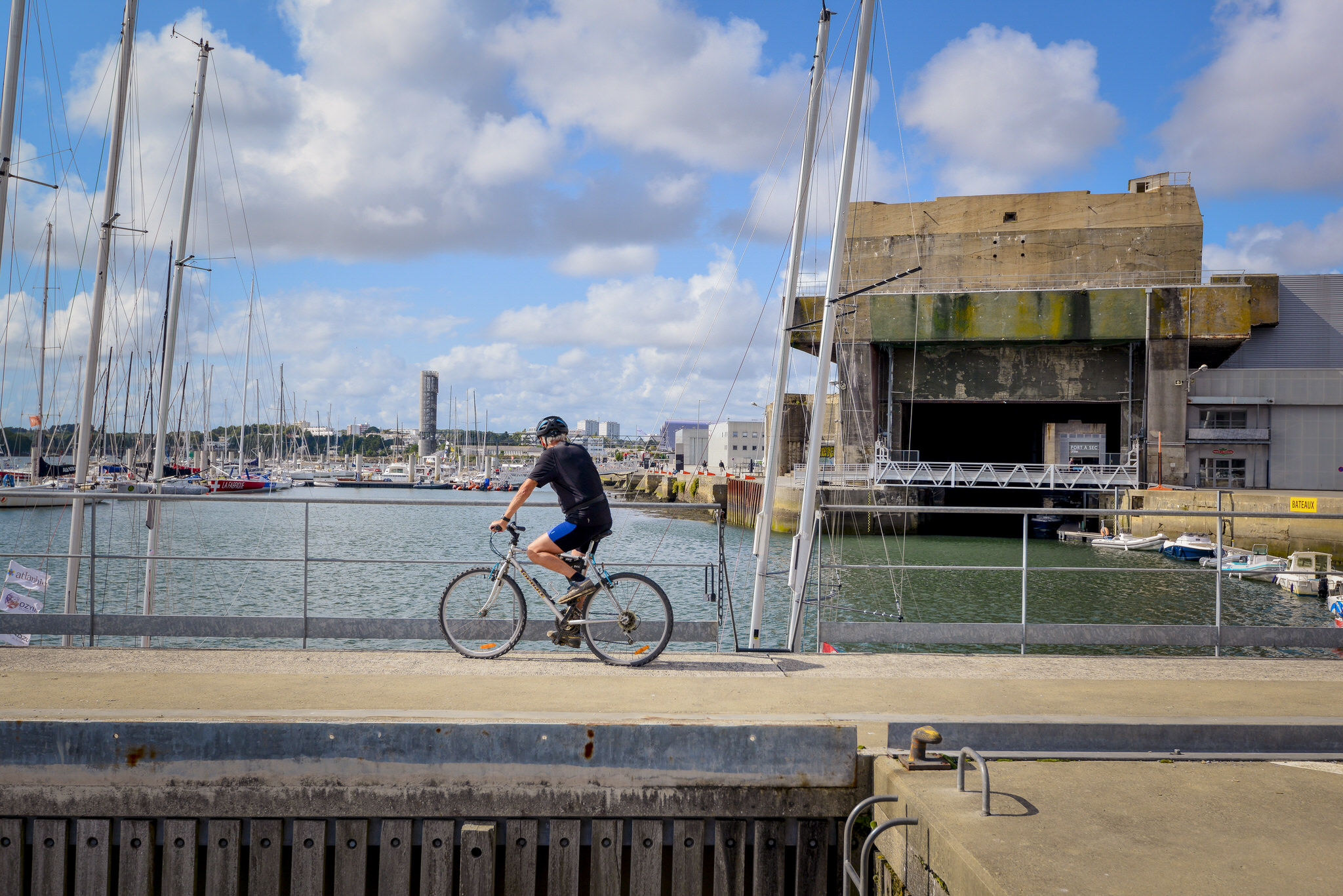 Balade à vélo sur les quais de Lorient La Base - Vue sur les alvéoles du bloc K3 - Lorient