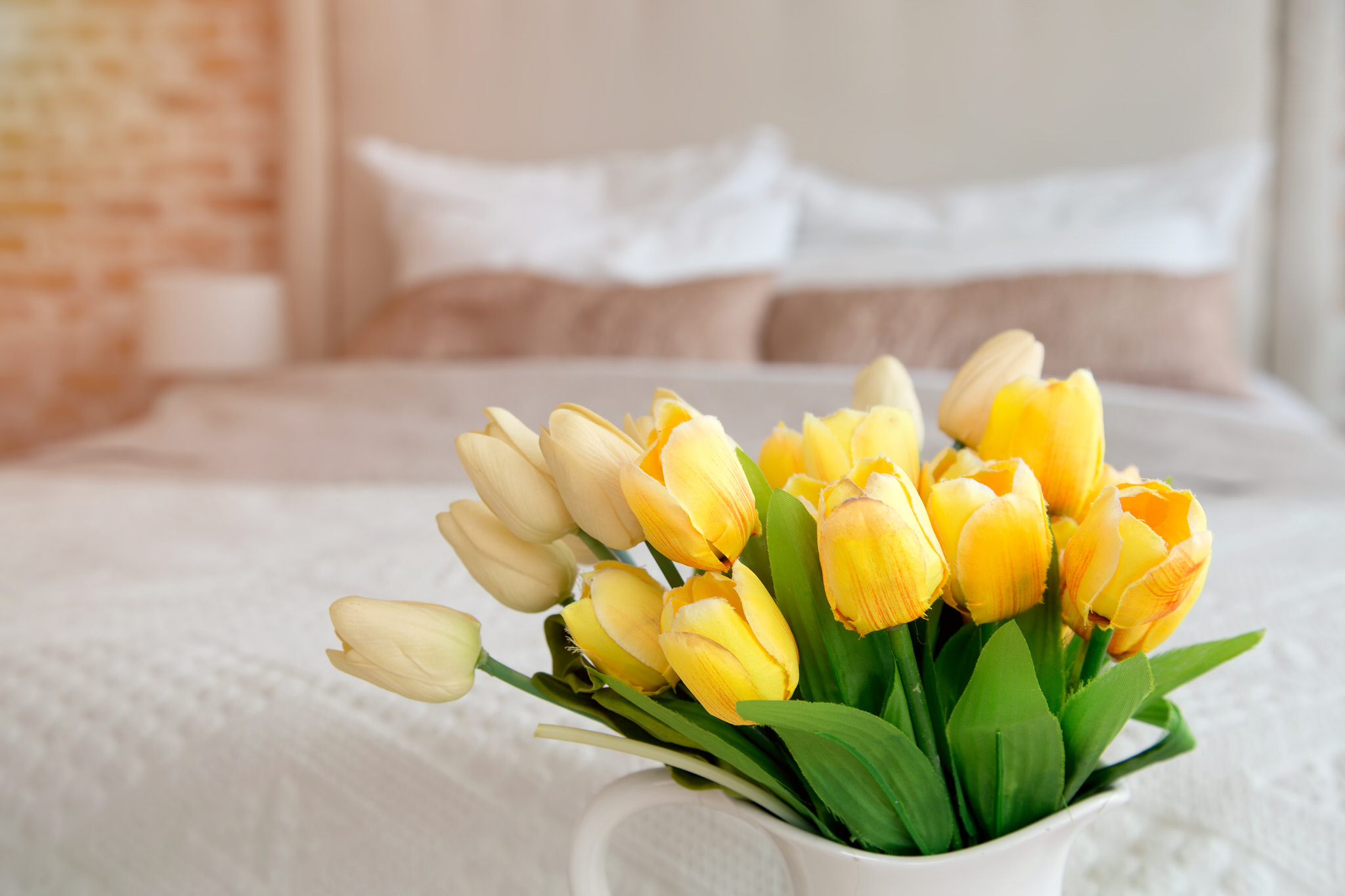 Bouquet de fleurs dans une chambre d'hôtel à Lorient Bretagne Sud (Morbihan)