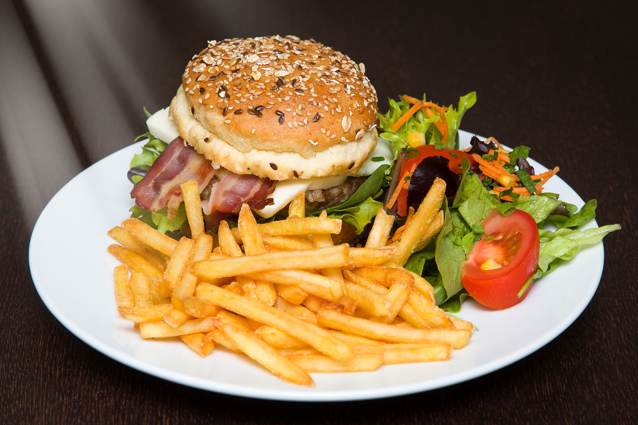 Hamburger frites dans une brasserie