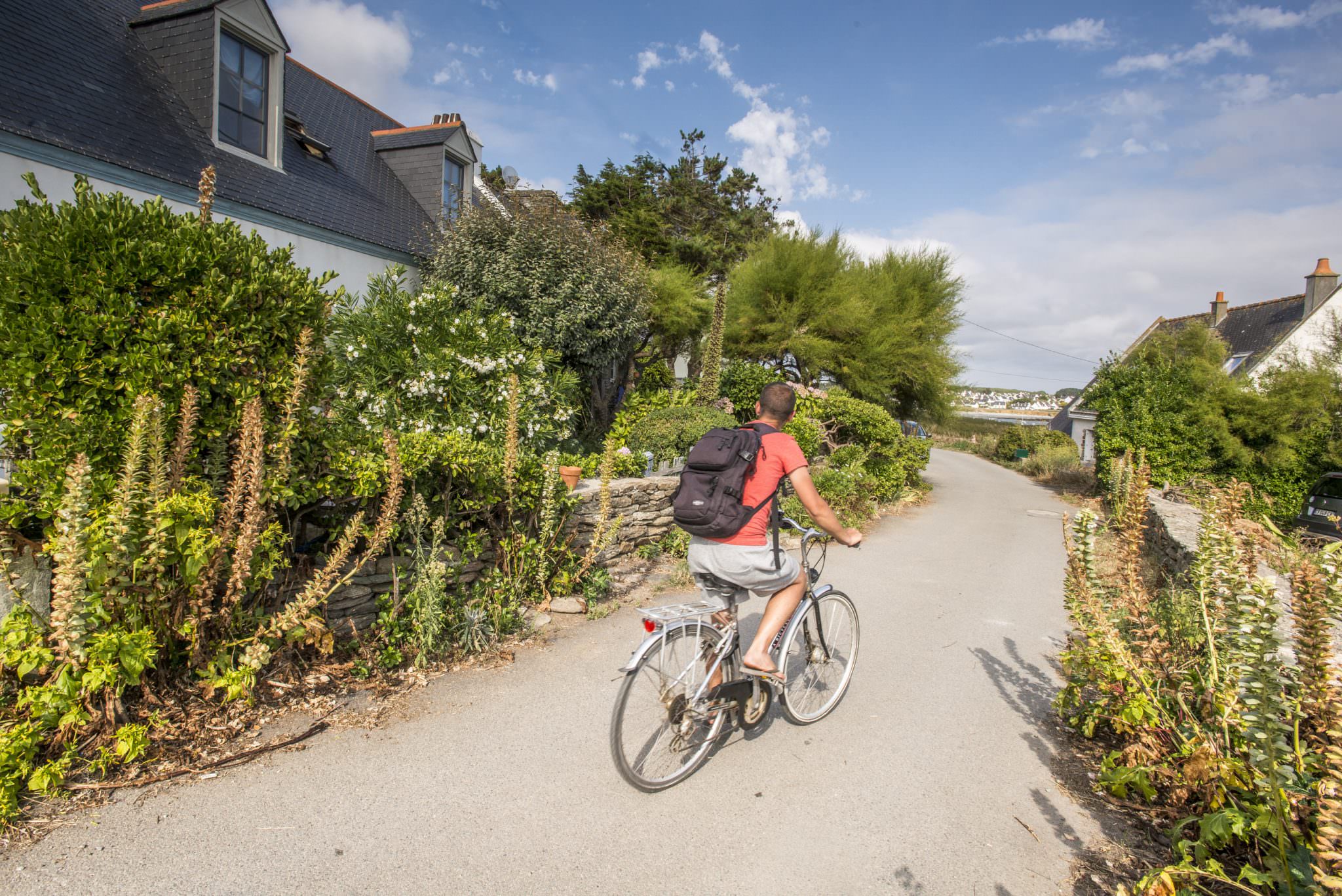 A vélo sur les petites routes de l'île de Groix.