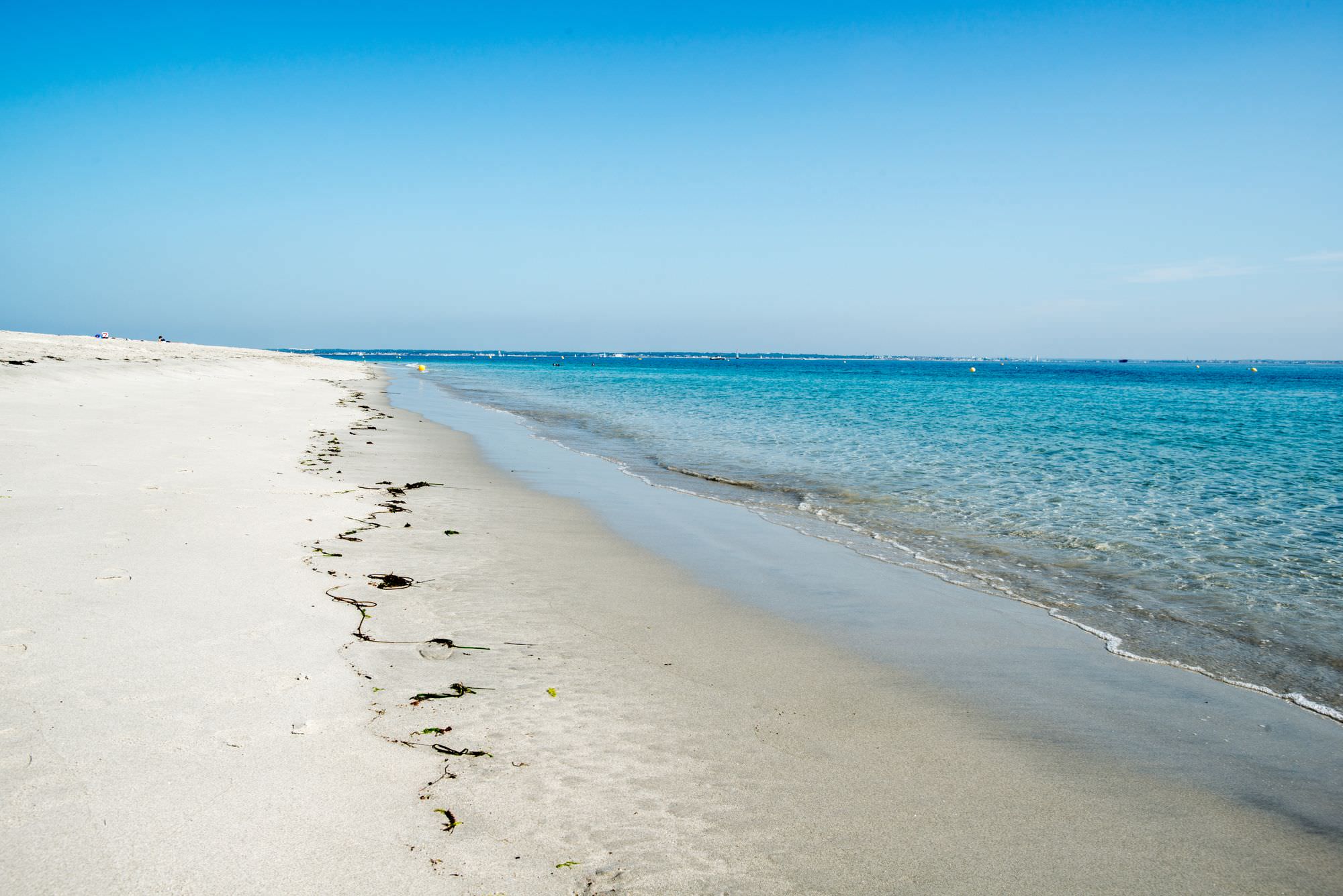 Les eaux transparentes de la plage des Grands Sables à l'île de Groix.