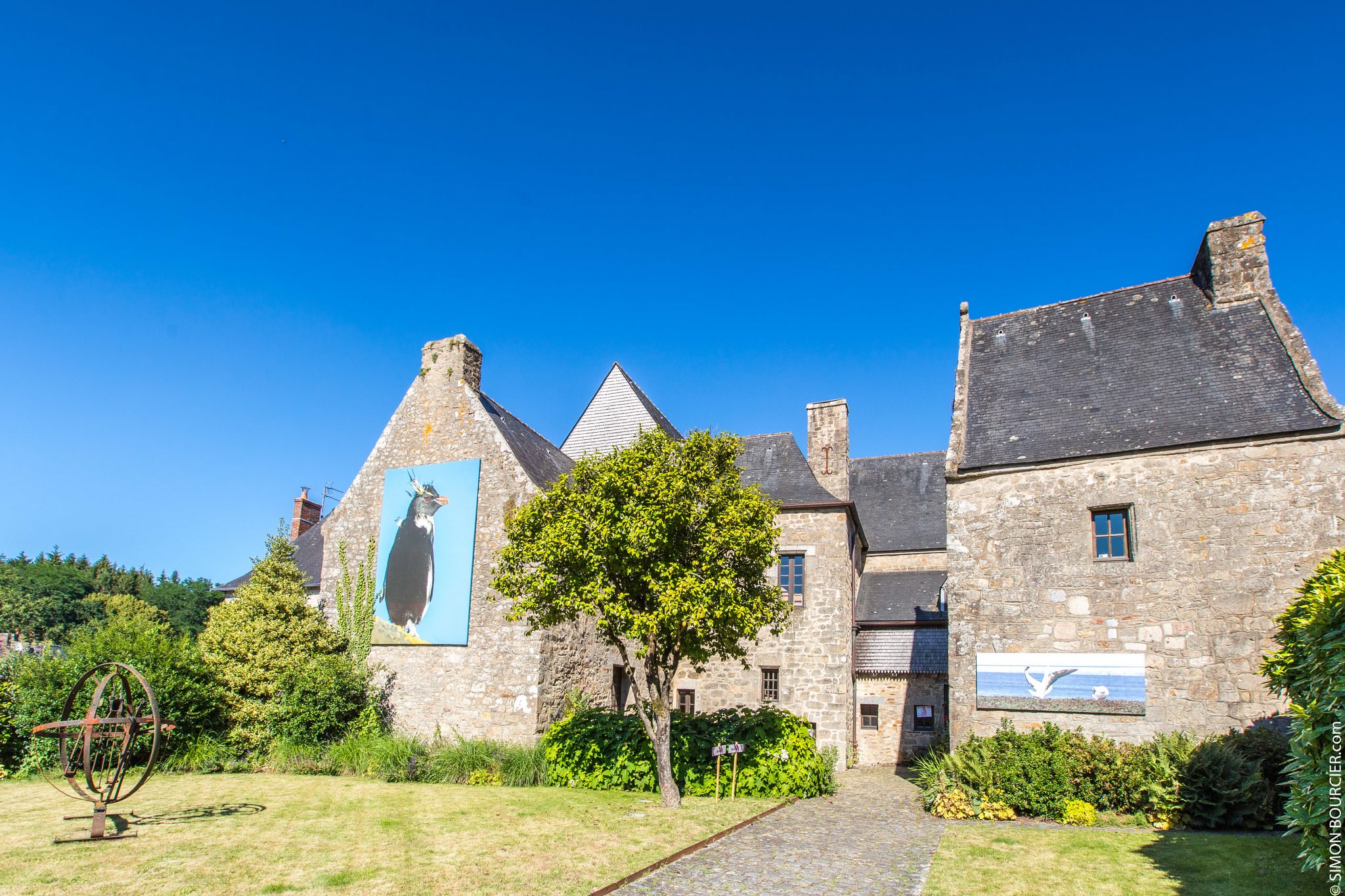 Le bâtiment de l'Atelier d'Estienne, galerie d'art contemporain.