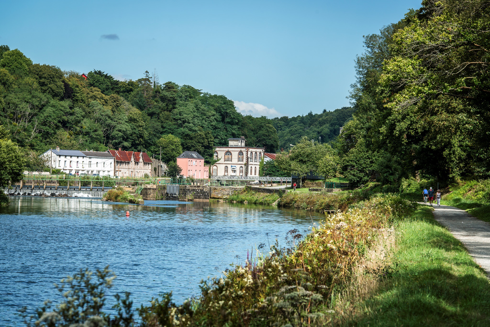 Barrage des forges d'Hennebont sur le chemin de halage à Inzinzac-Lochrist (Morbihan)