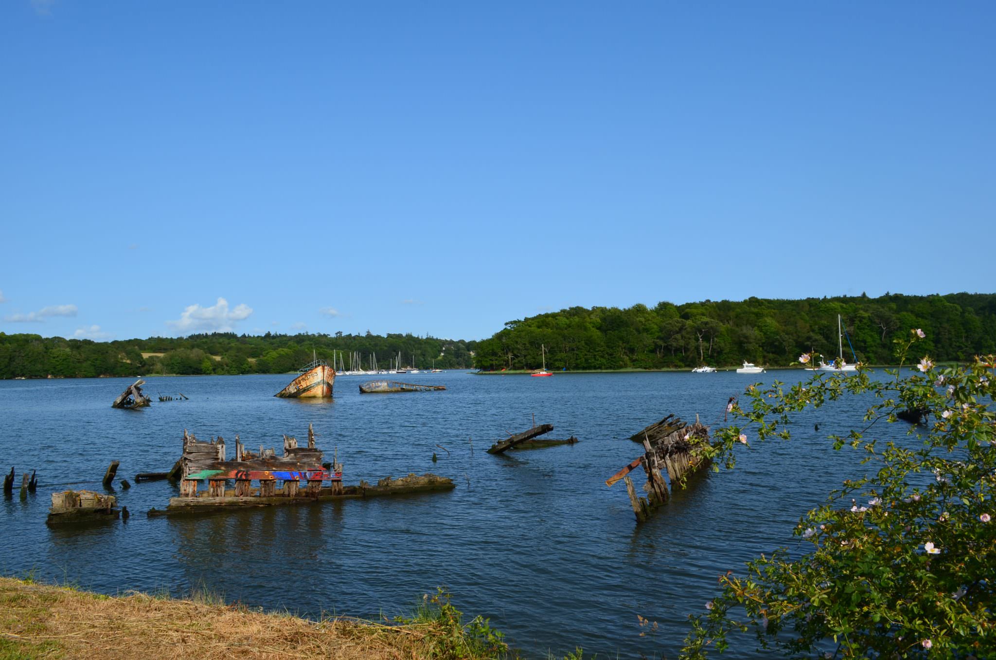 Cimetière de bateaux dans la vallée du Blavet, à Lanester.