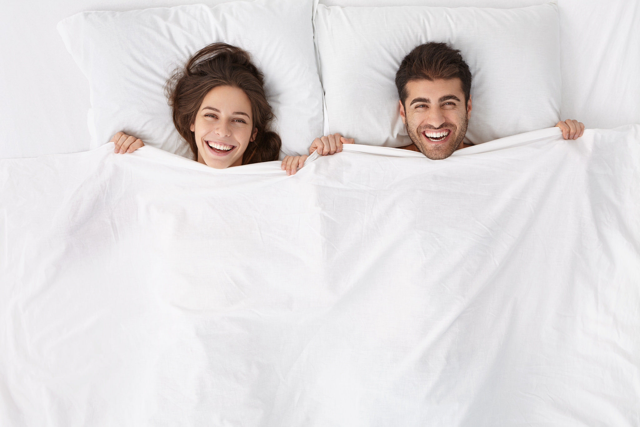 Couple dans un lit d'hôtel à Lorient