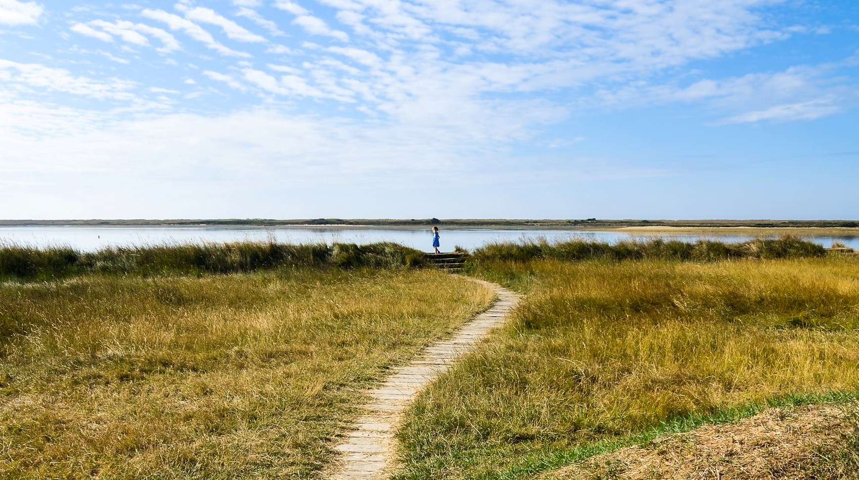 enfant balade à pied sur les sentier de la petite mer de Gâvres