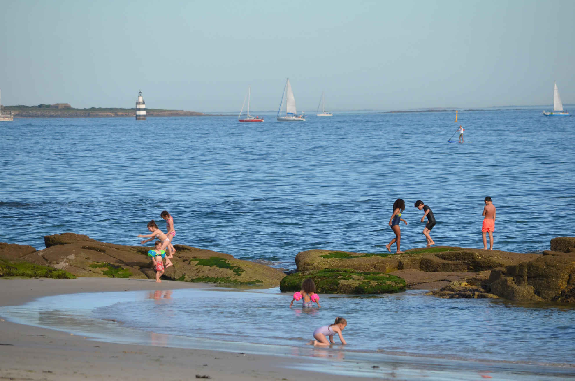 enfants jouant sur la plage