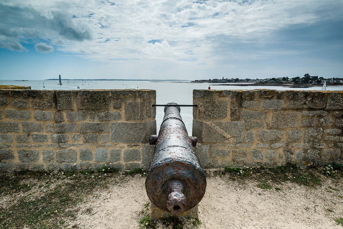 Ancien canon de batailles navales sur les remparts de la Citadelle de Port-Louis (Morbihan)