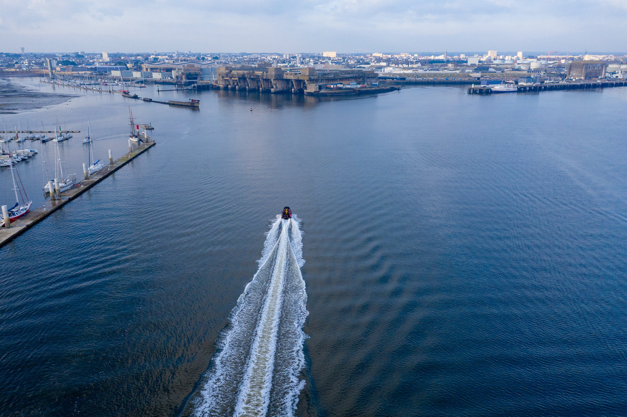 Vue aérienne de l'entrée de la rade de Lorient avec vue sur La Base et le bloc K3