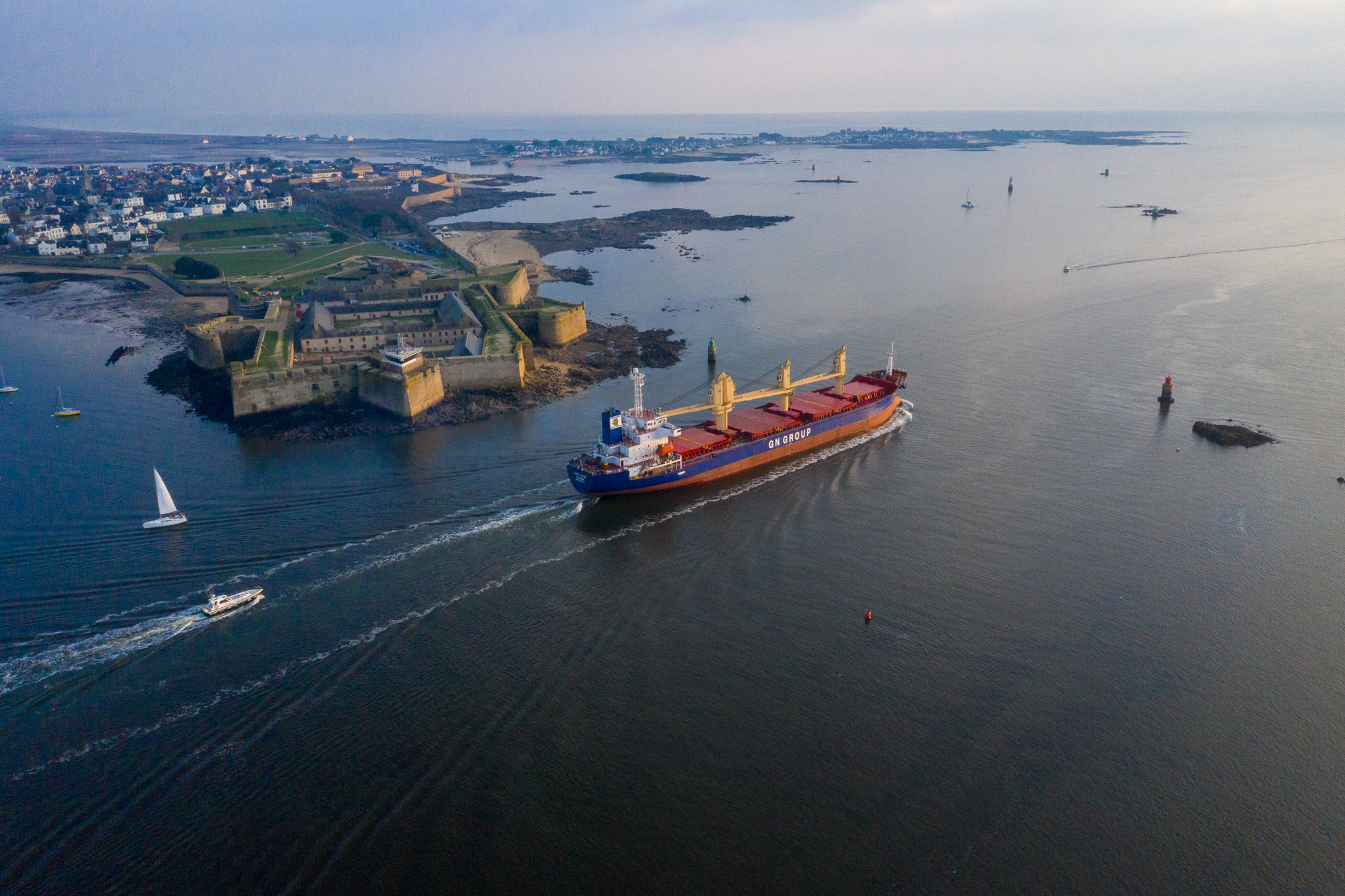 Vue aérienne de l'entrée de la rade de Lorient avec vue sur la Citadelle de Port-Louis