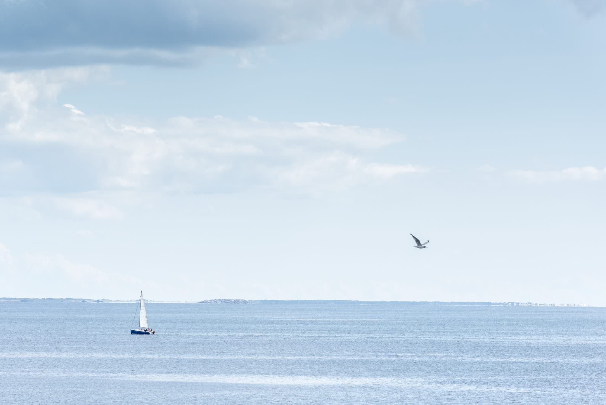 Voilier sur mer calme