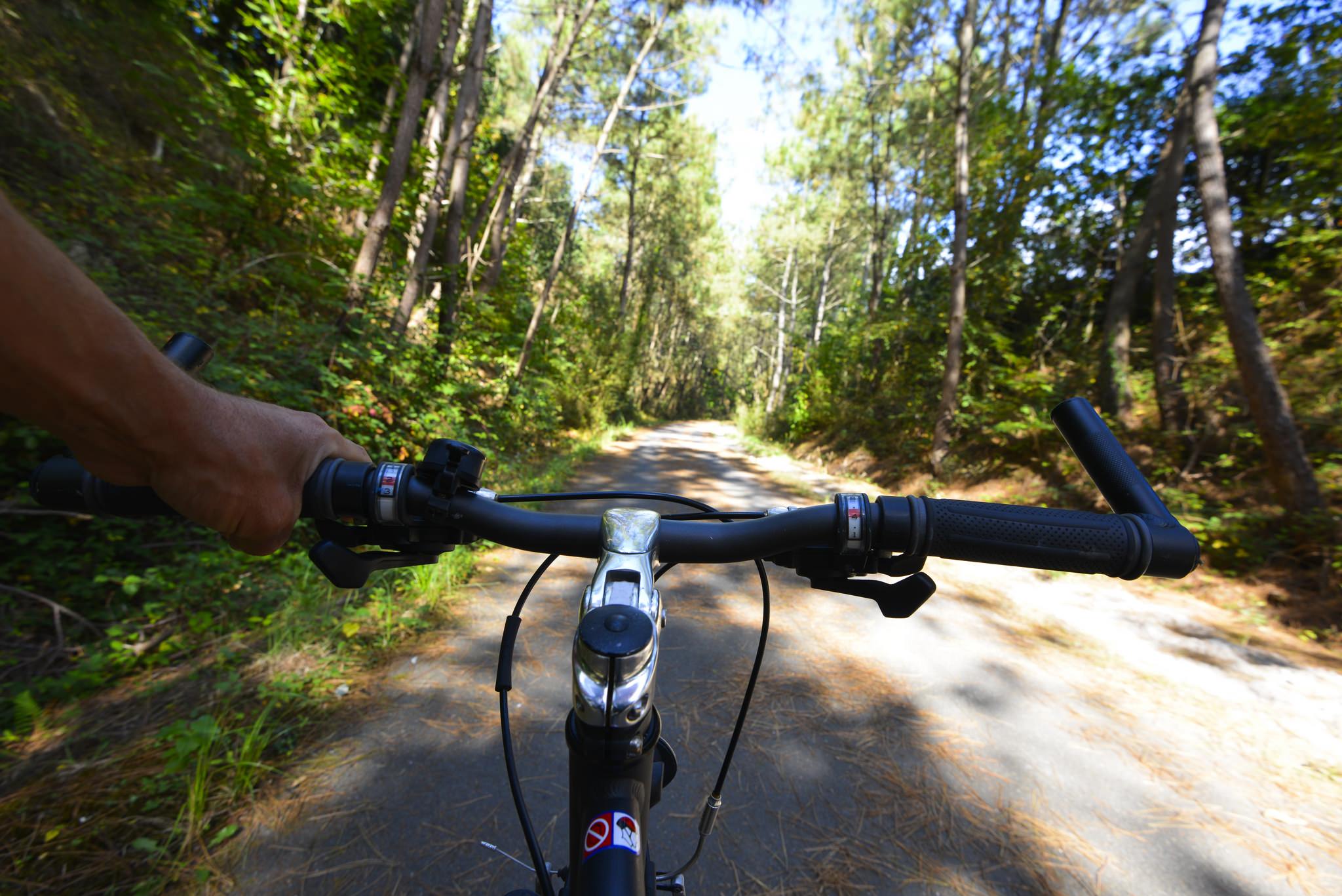 A vélo sur la voie verte des kaolins à Plœmeur (Morbihan)