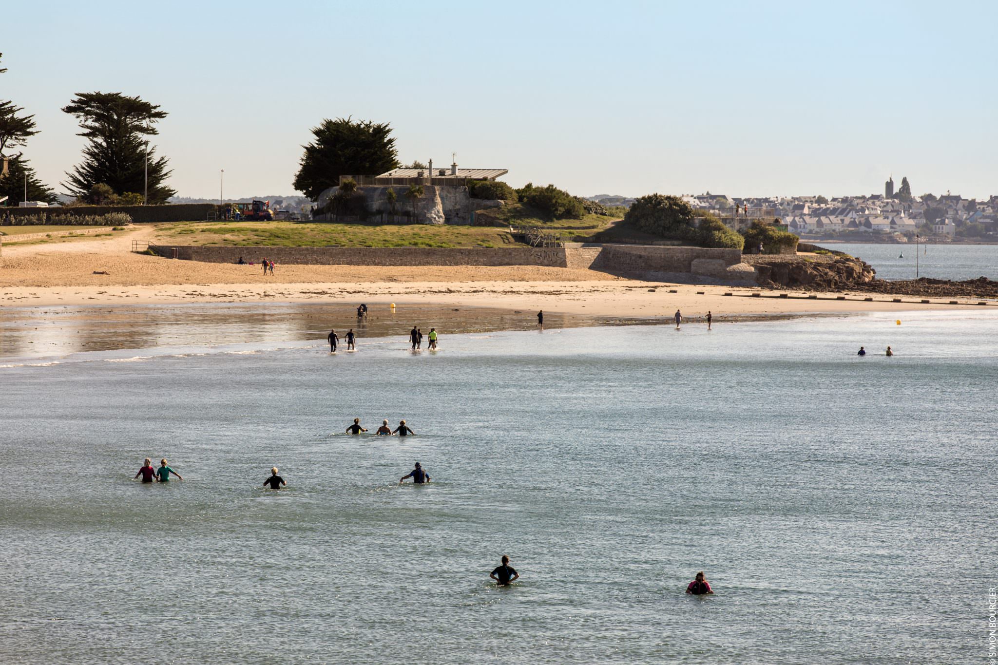 Marche aquatique sur la plage de Toulhars à Larmor-Plage