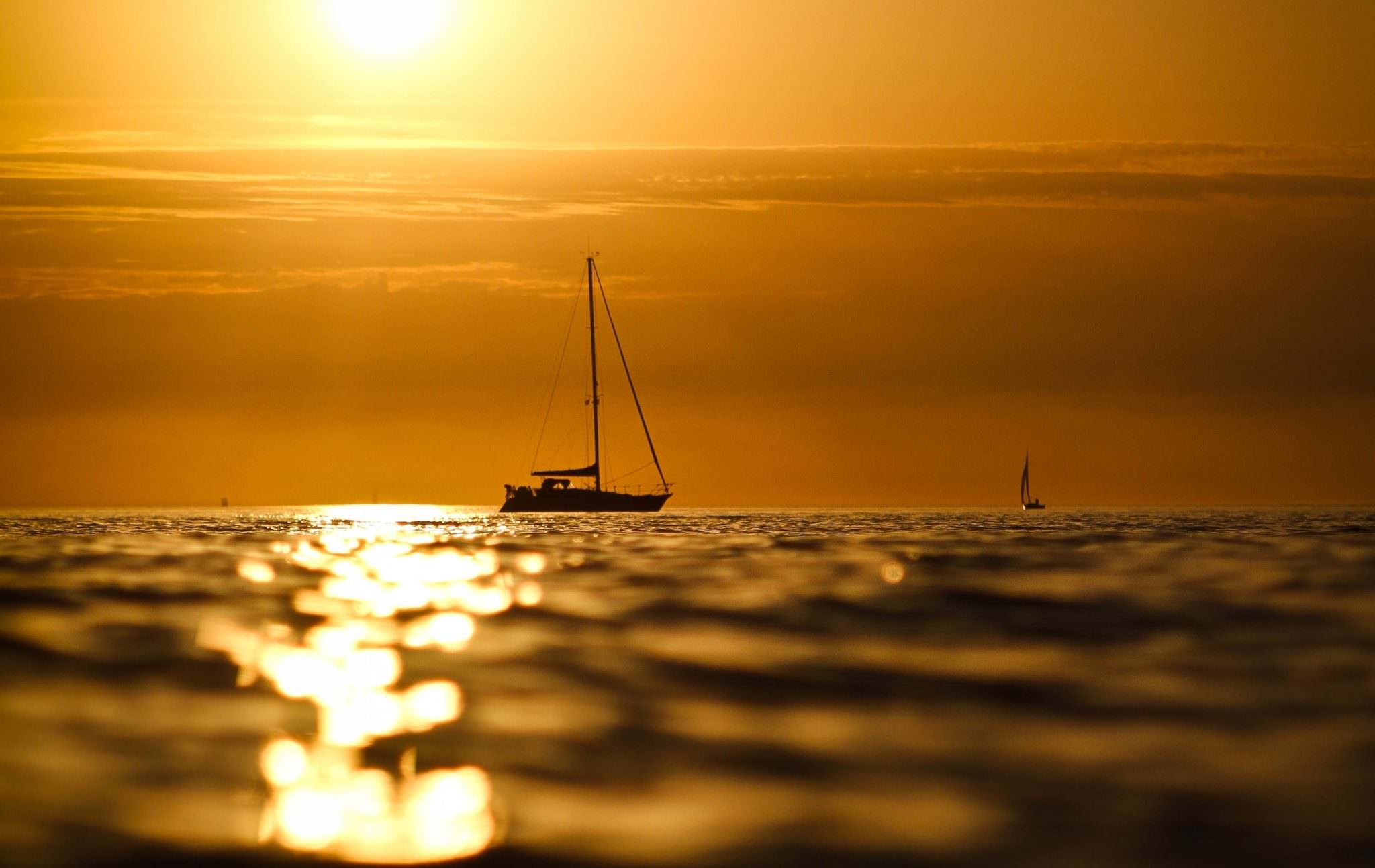 Voilier au coucher du soleil à Lorient Bretagne Sud.