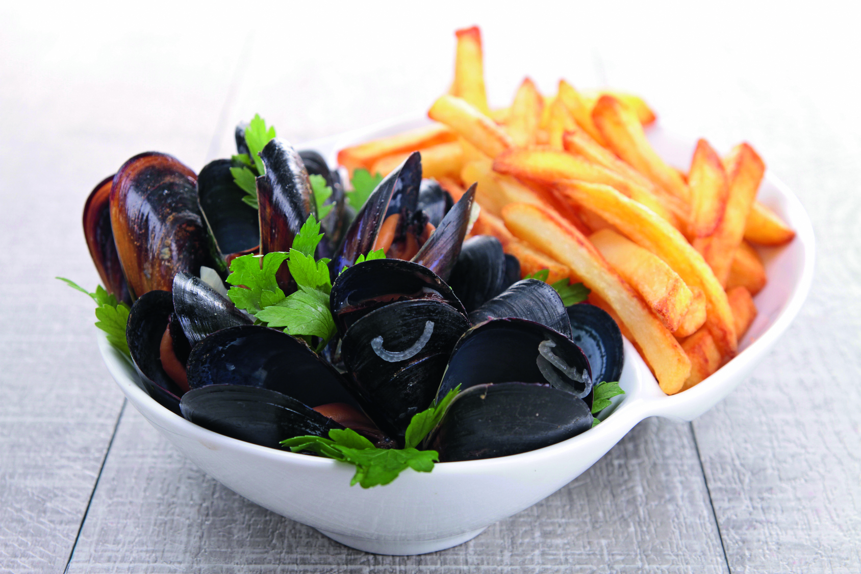 plat de moules frites dans une brasserie