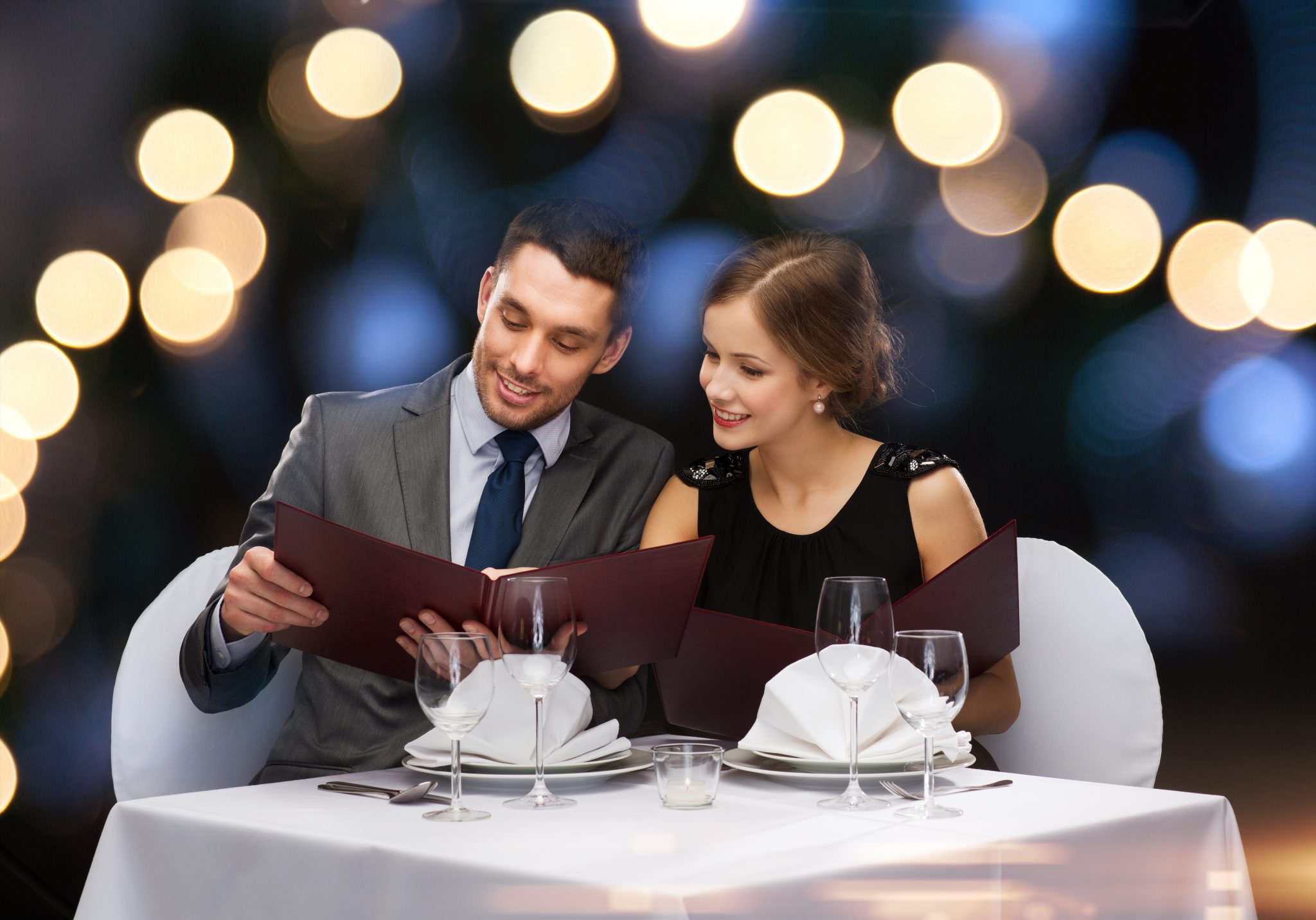 couple dans un restaurant gastronomique