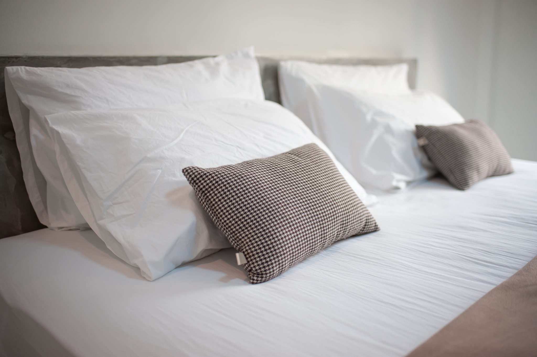 Lit double dans une chambre d'hôtel à Quéven (Morbihan)