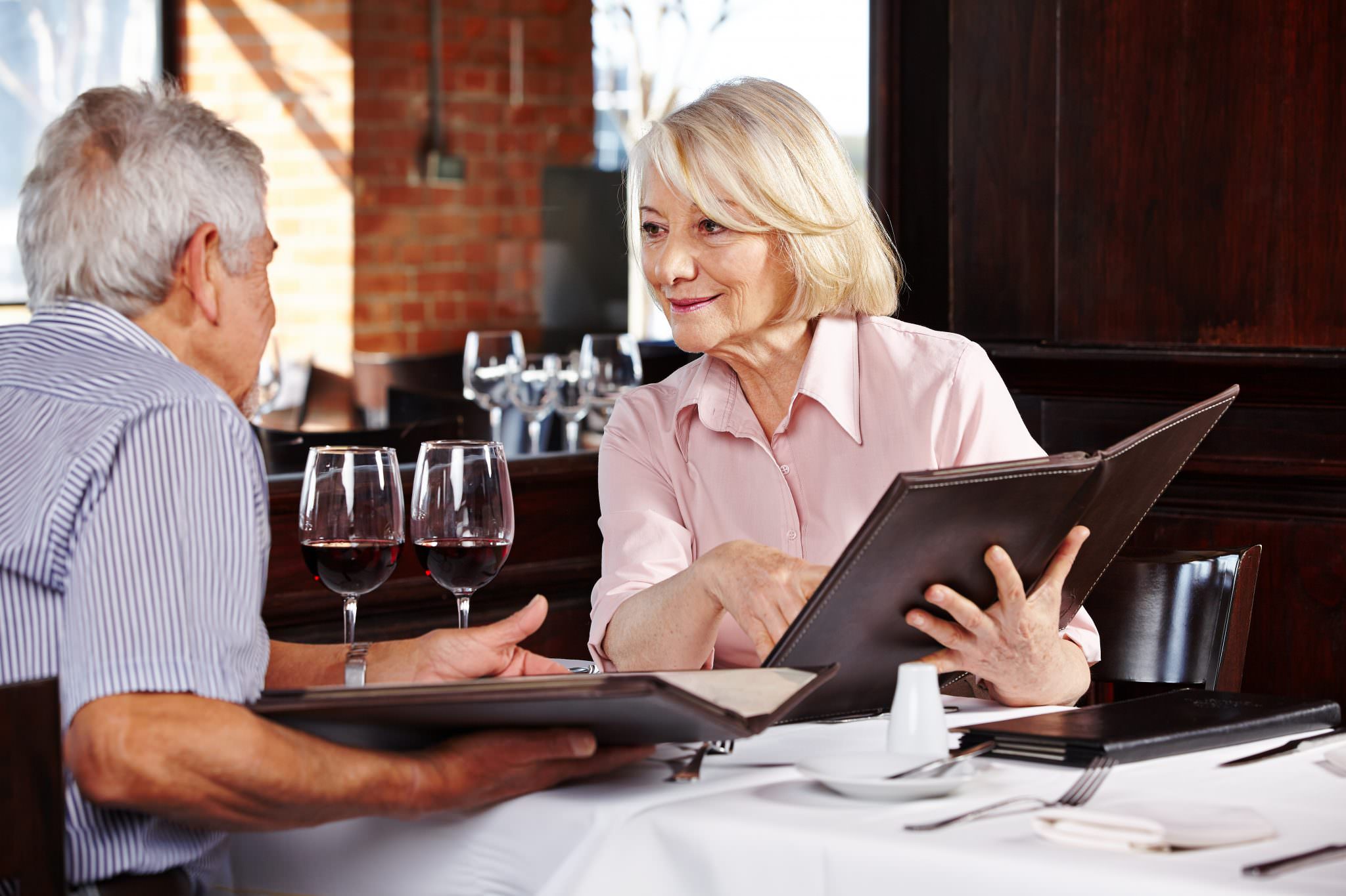 un couple au restaurant