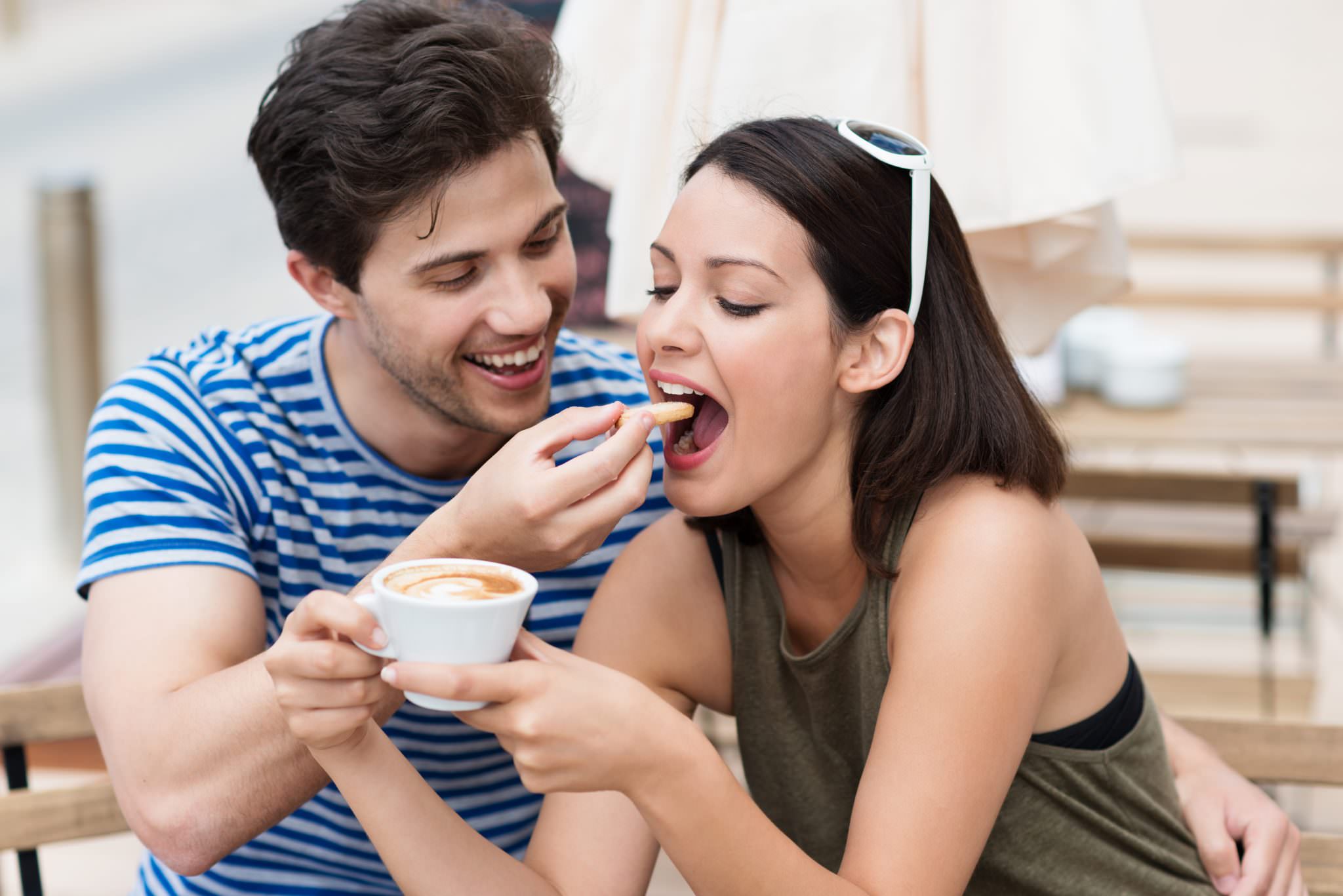 Jeune couple au restaurant