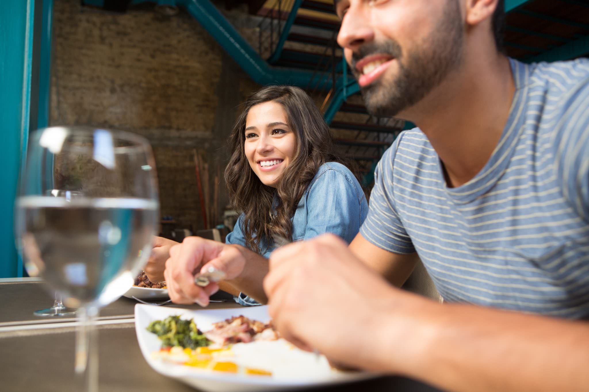 Un jeune couple au restaurant à Larmor-plage