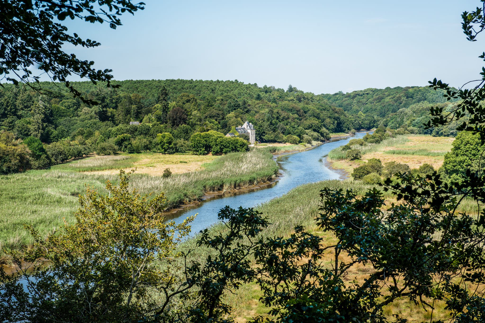 rivière et château en campagne, Pont-Scorff (Morbihan)