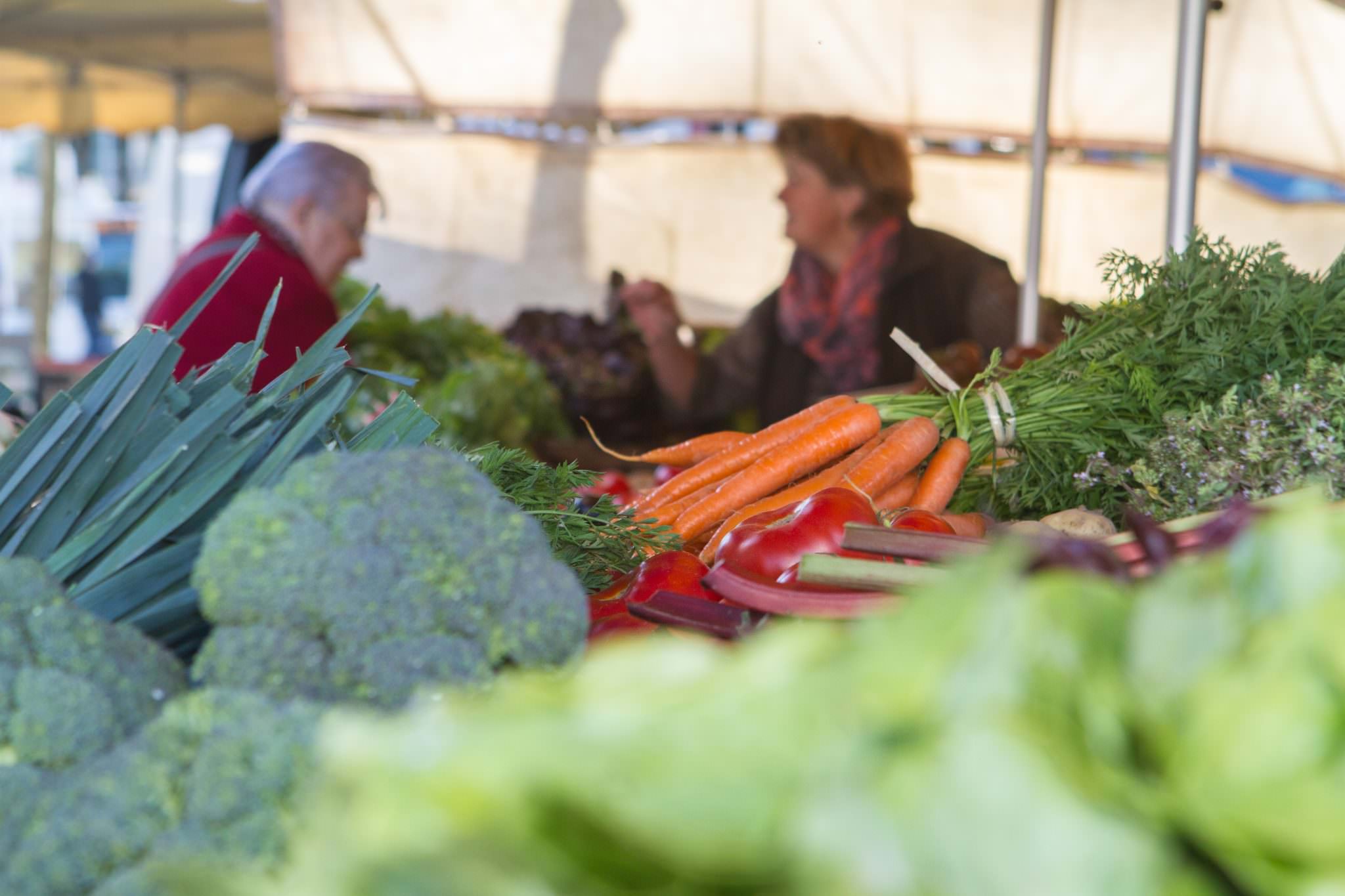 Étal de légumes au marché