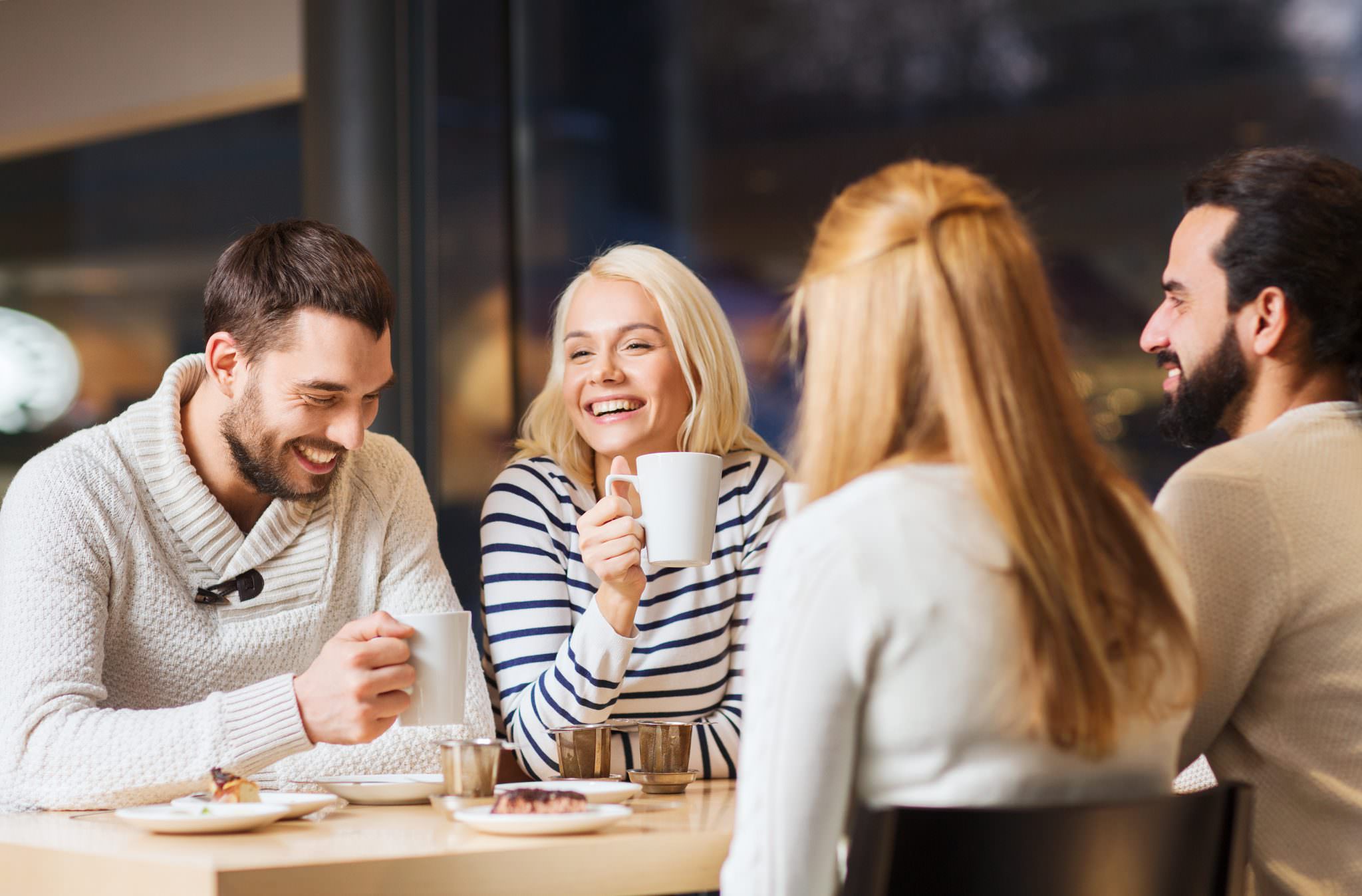 Un groupe d'amis au restaurant à Quéven