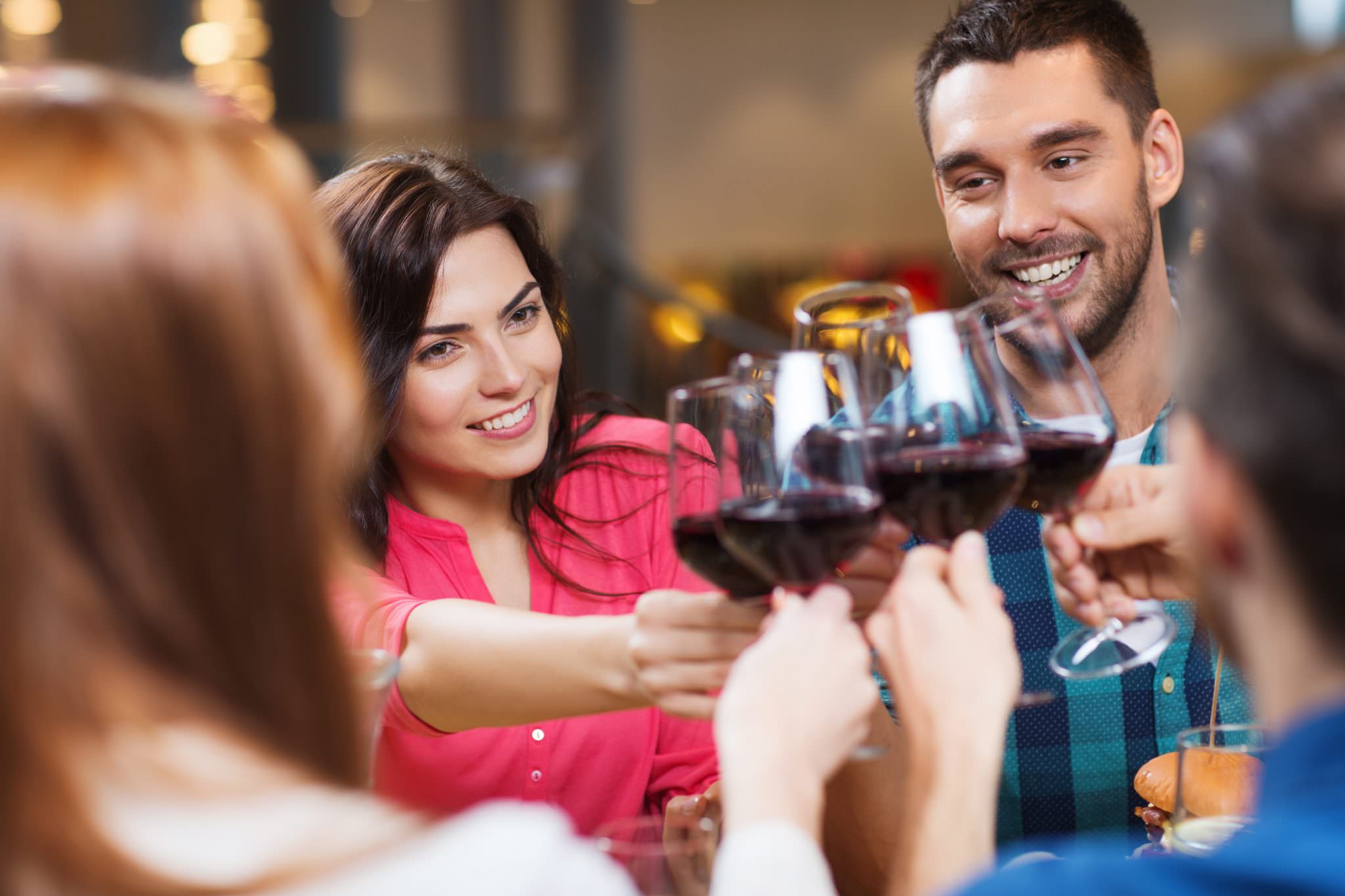 un groupe d'amis au restaurant à Gestel