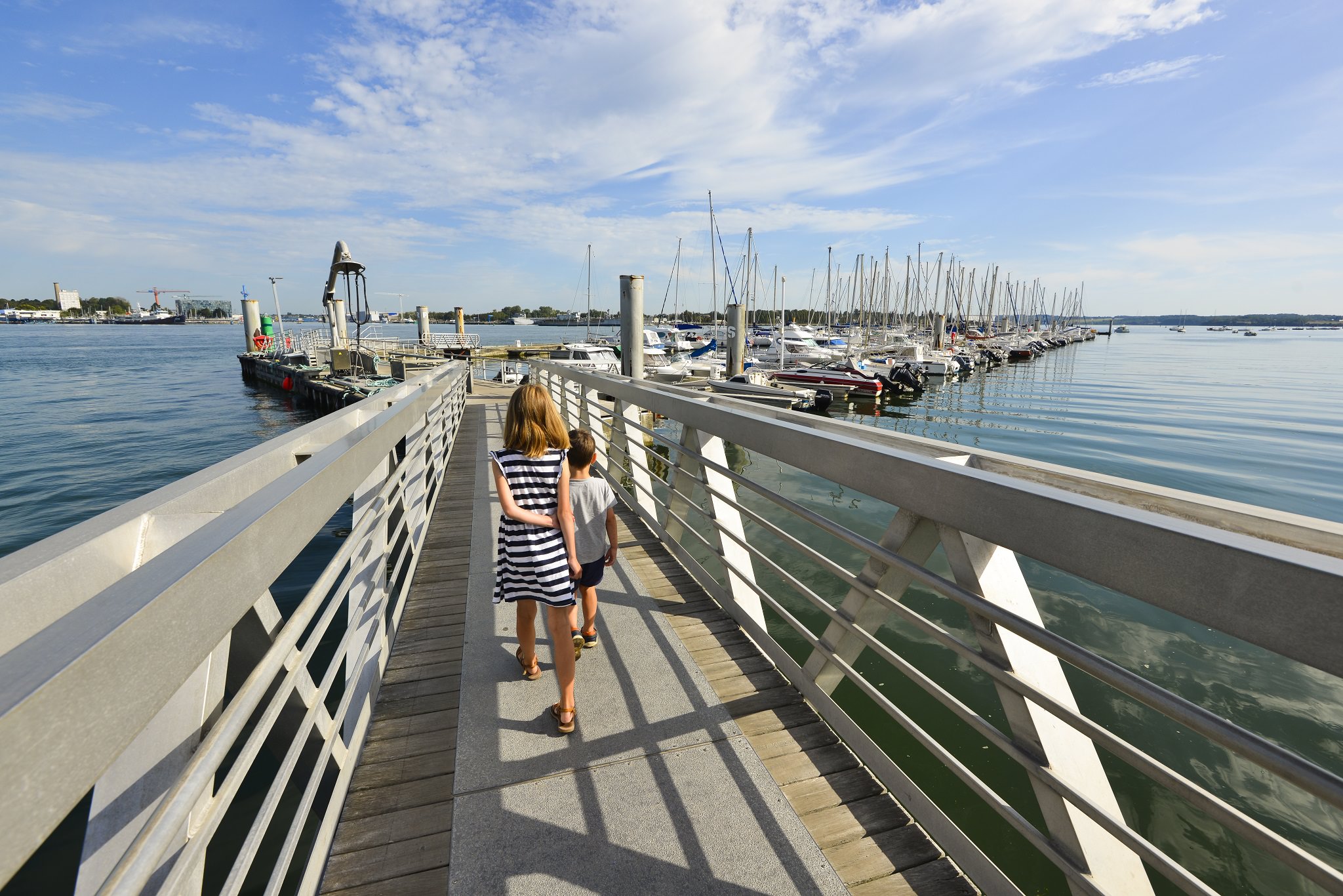 Enfants sur un ponton au port de Pen Mané à Locmiquélic (Morbihan)