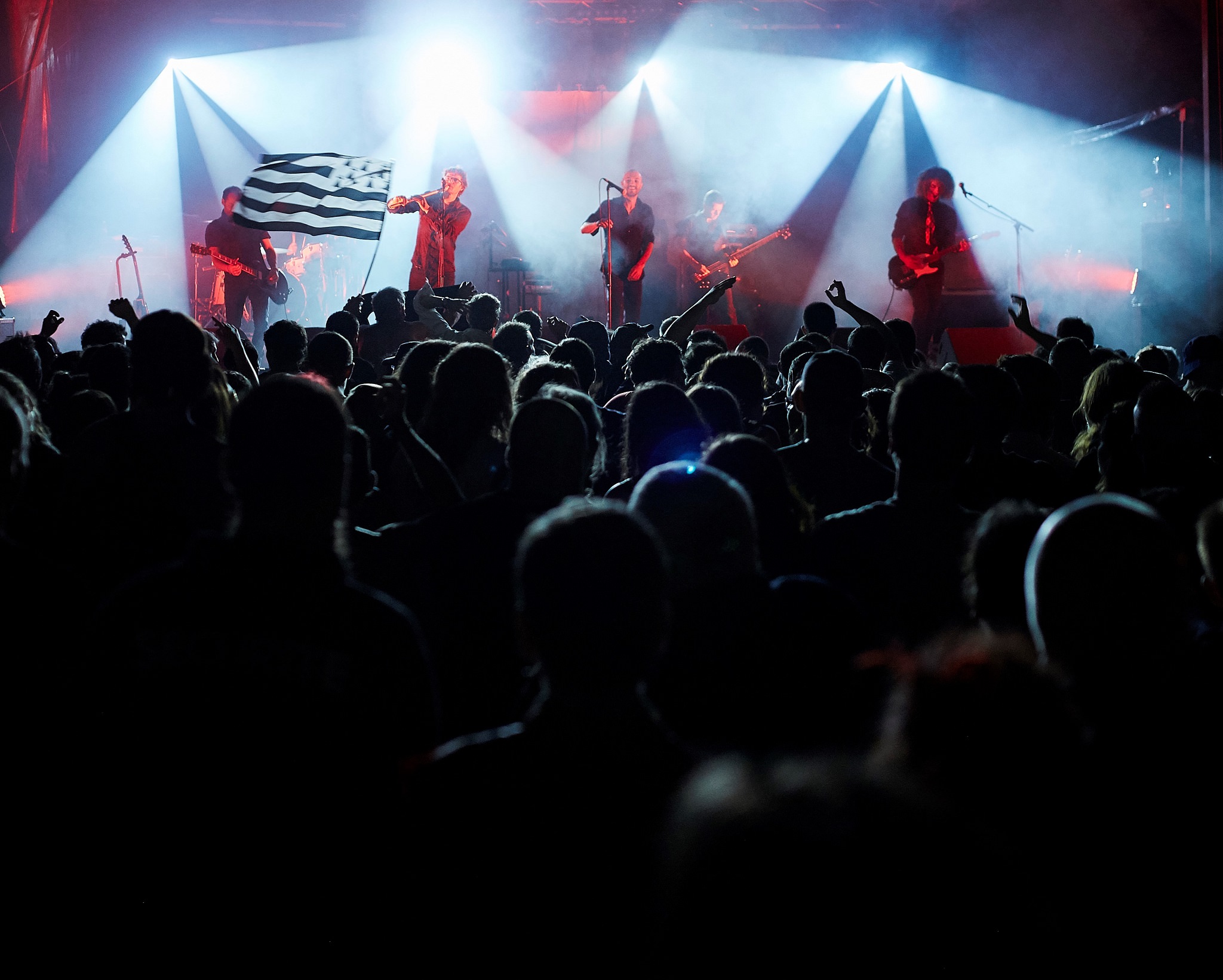 Ambiance chaleureuse dans un concert de rock celtique.