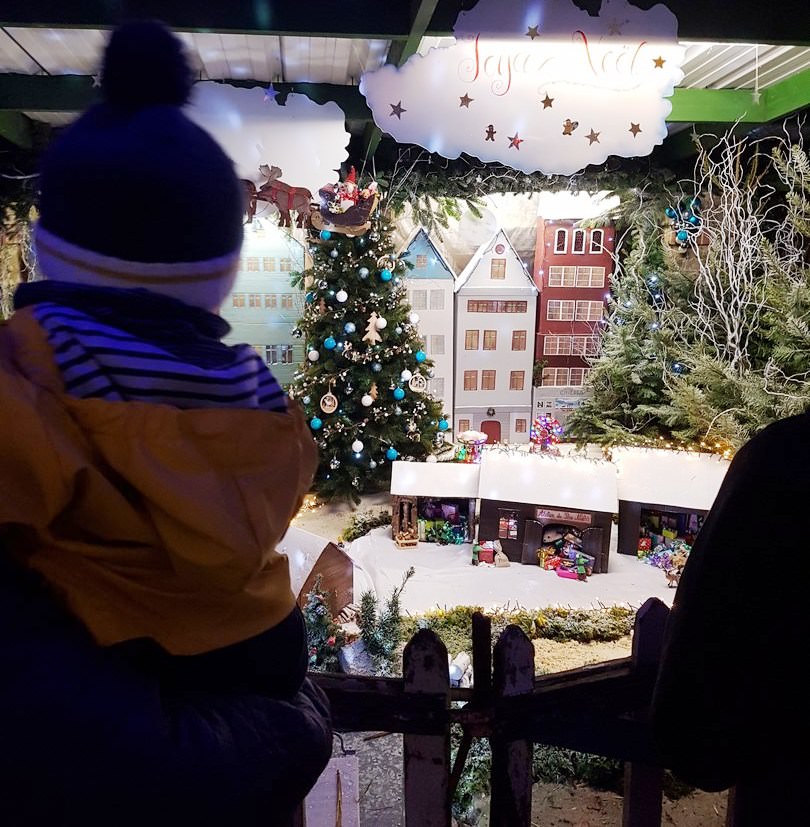 Enfant au marché de Noël de Ploemeur (Morbihan)