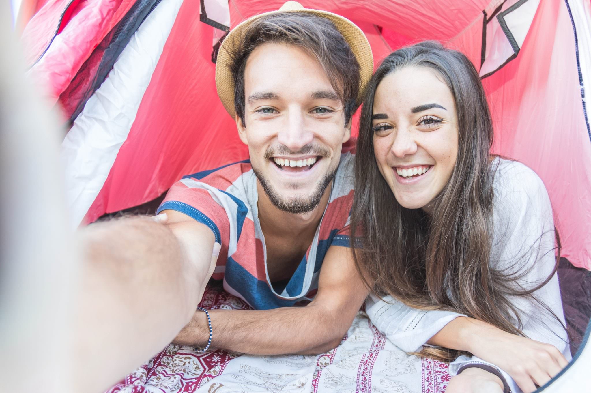 Jeune couple en camping