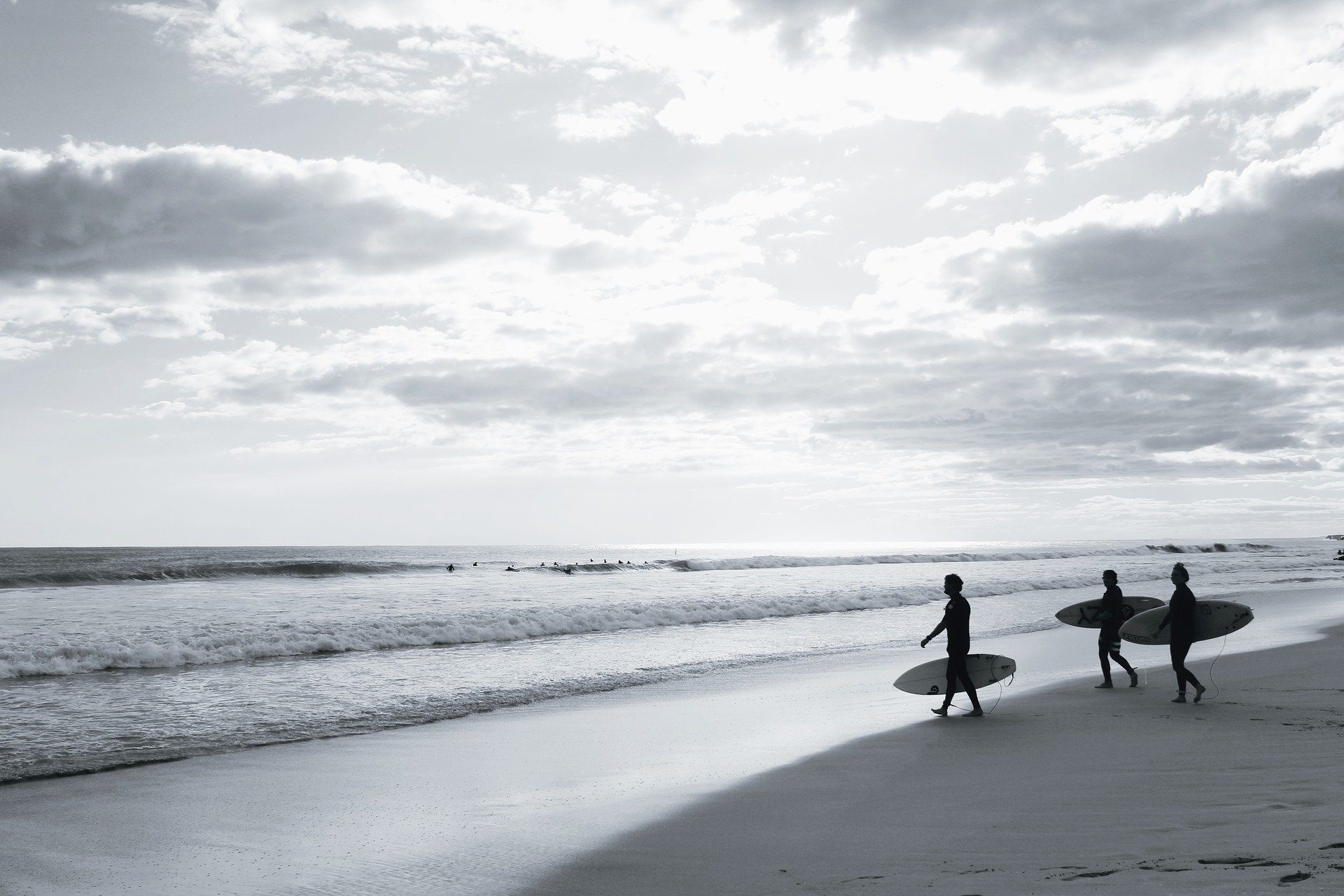 Surf sur une belle plage