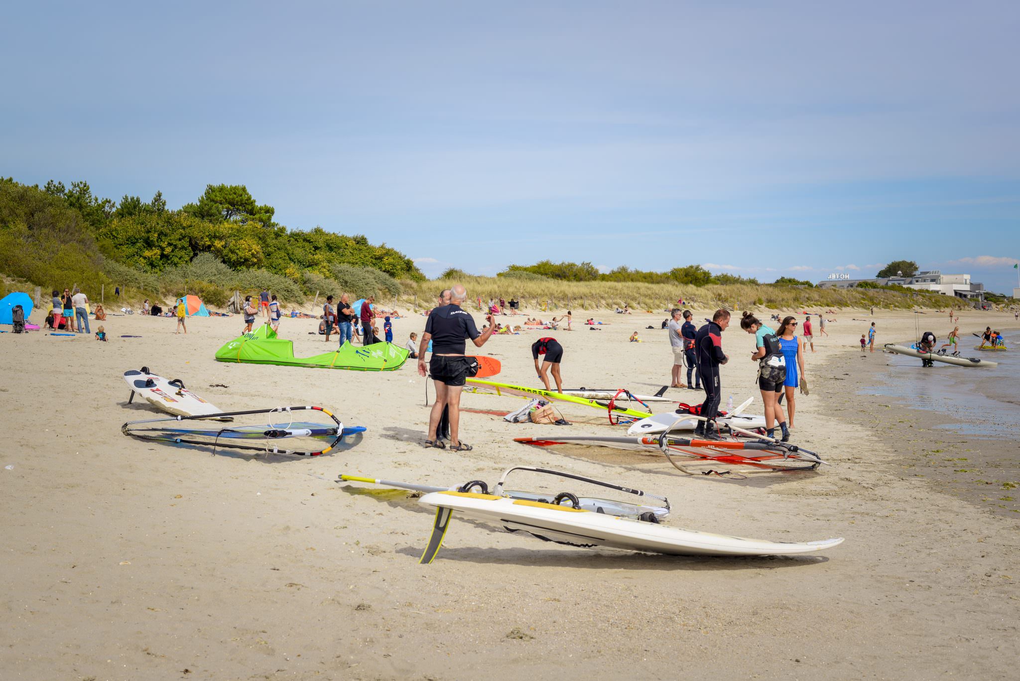 Planche à voile, windsurf et activités en mer sur la plage de Kerguelen à Larmor-Plage (Morbihan)