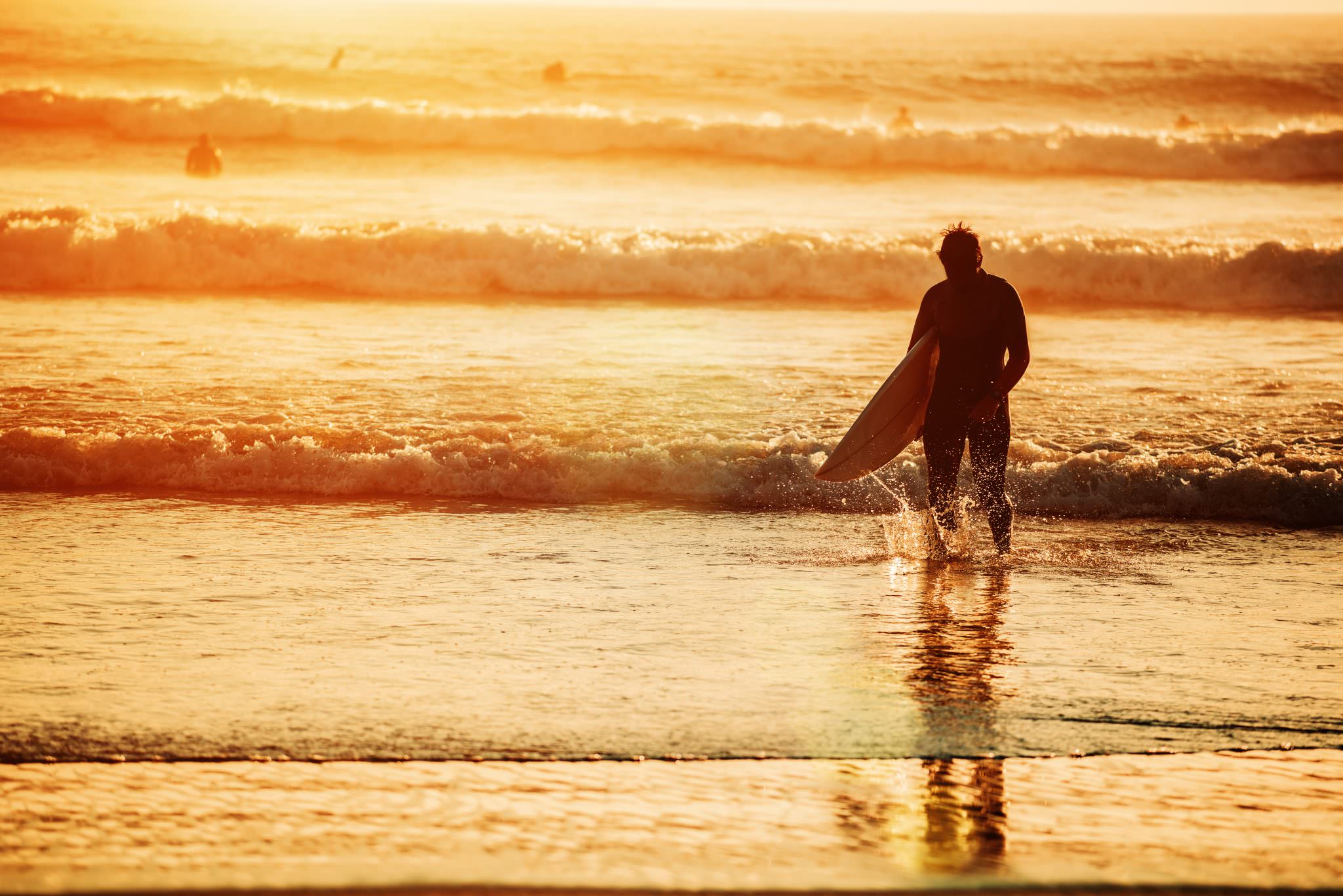 Surfeur au coucher de soleil sur la plage à Lorient Bretagne Sud (Morbihan)