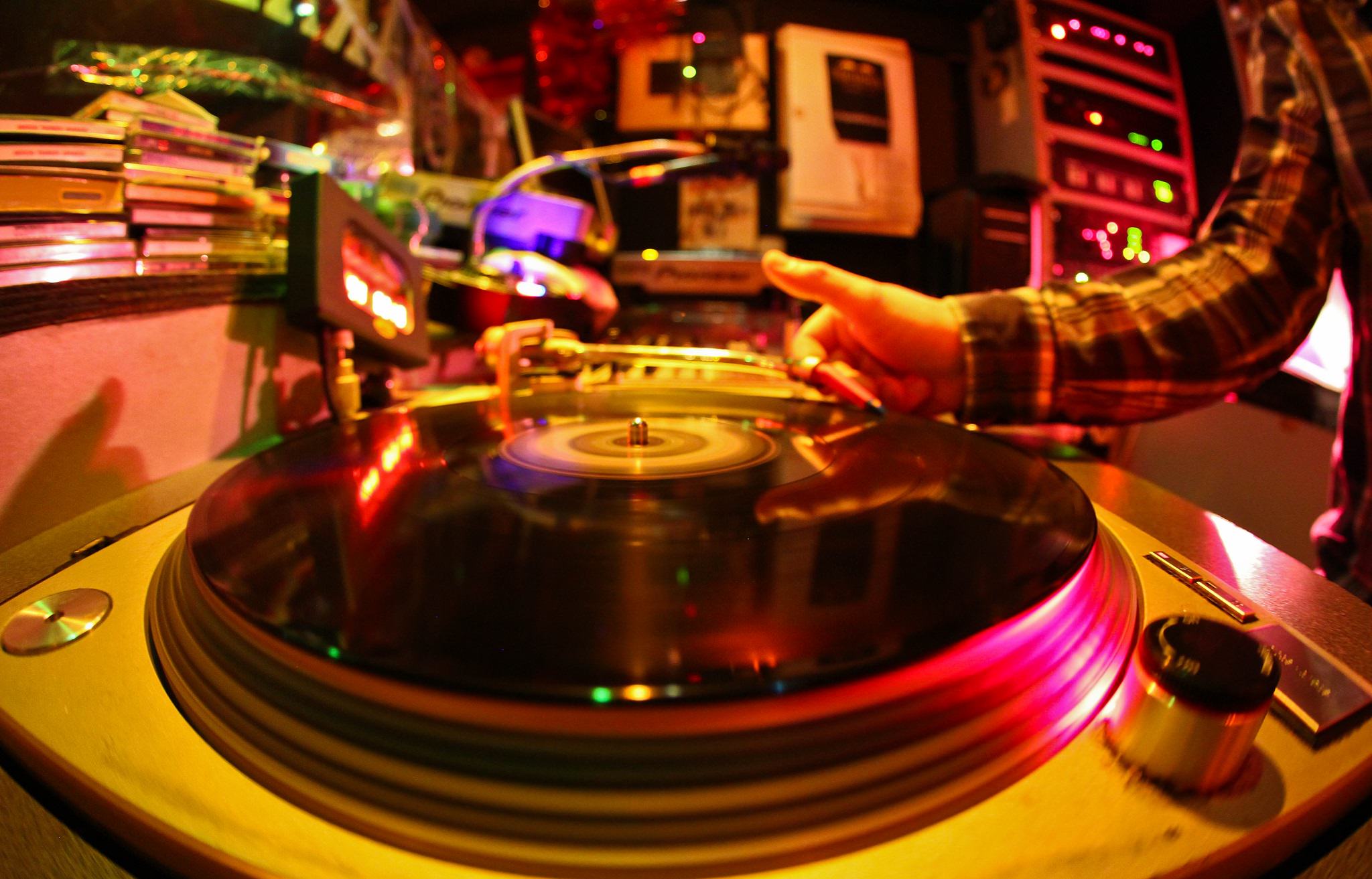 Dj aux platines en discothèque