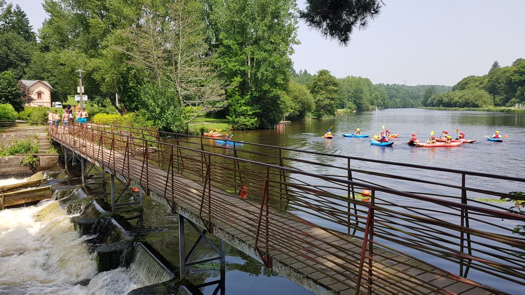 Kayak sur le Blavet près d'une écluse à Inzinzac-Lochrist (Morbihan)