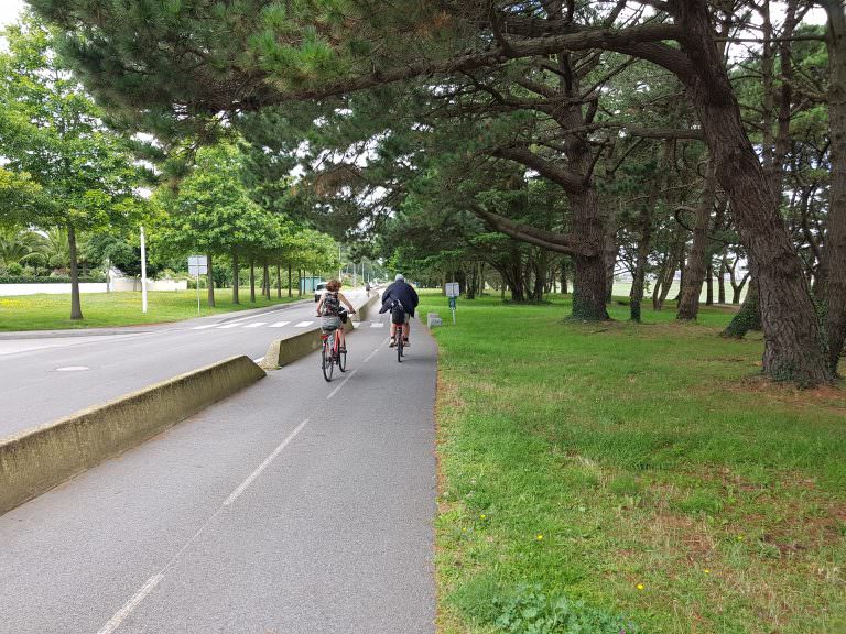 Couple à vélo sur la voie verte de Larmor-Plage