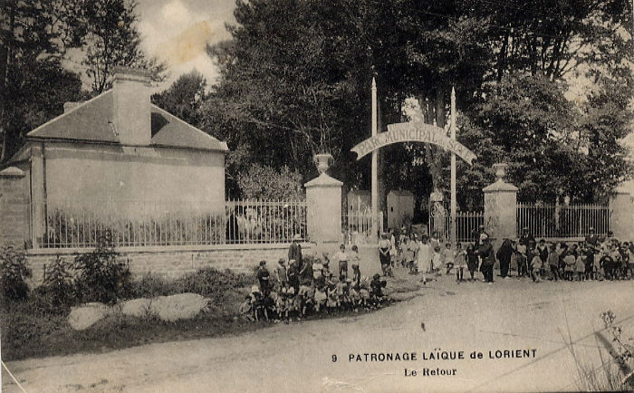 Ploemeur, groupe d'enfants devant le château de Soye.