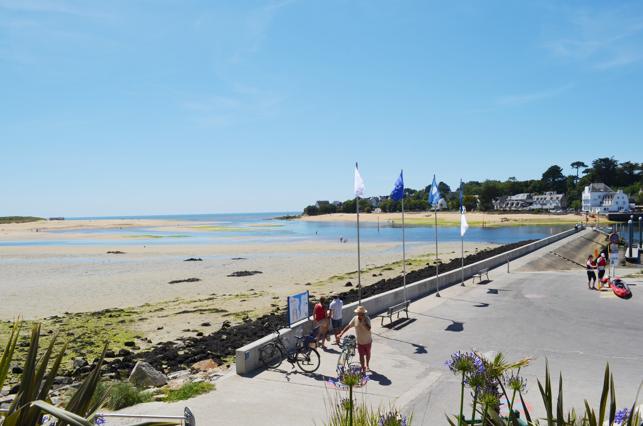 Guidel-plages, pêche à marée basse près de la Laïta.