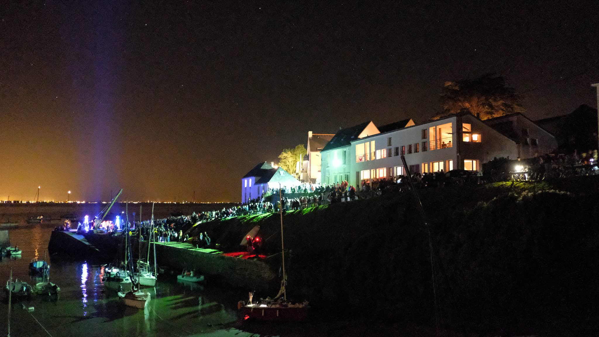 Soirée d'ouverture du Festival du Film Insulaire de l'île de Groix, à Port Lay la nuit (Morbihan)