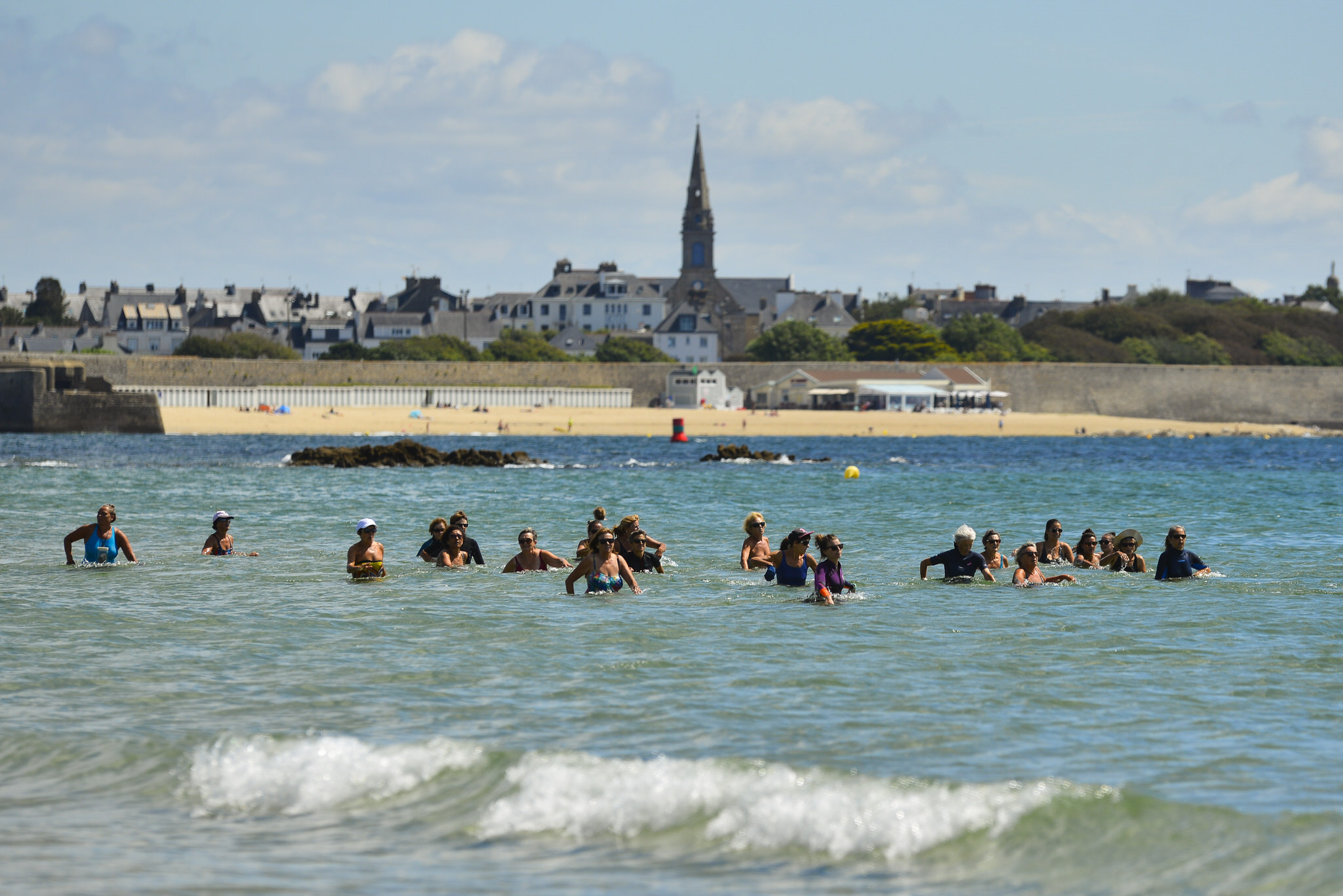 Marche aquatique en groupe sur la plage de Toulhars, à Larmor-Plage (Morbihan)