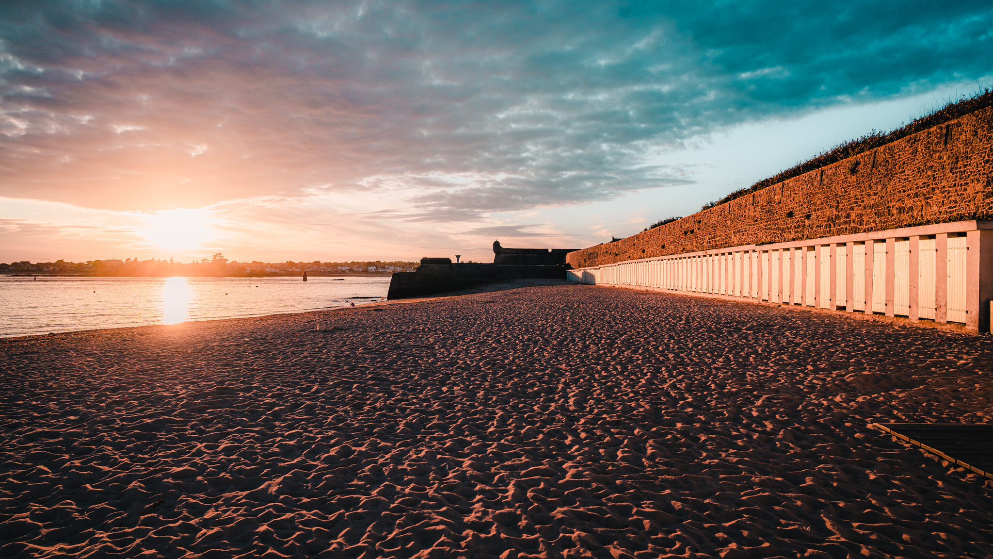 Port-Louis, coucher de soleil sur la grande plage avec ses cabines