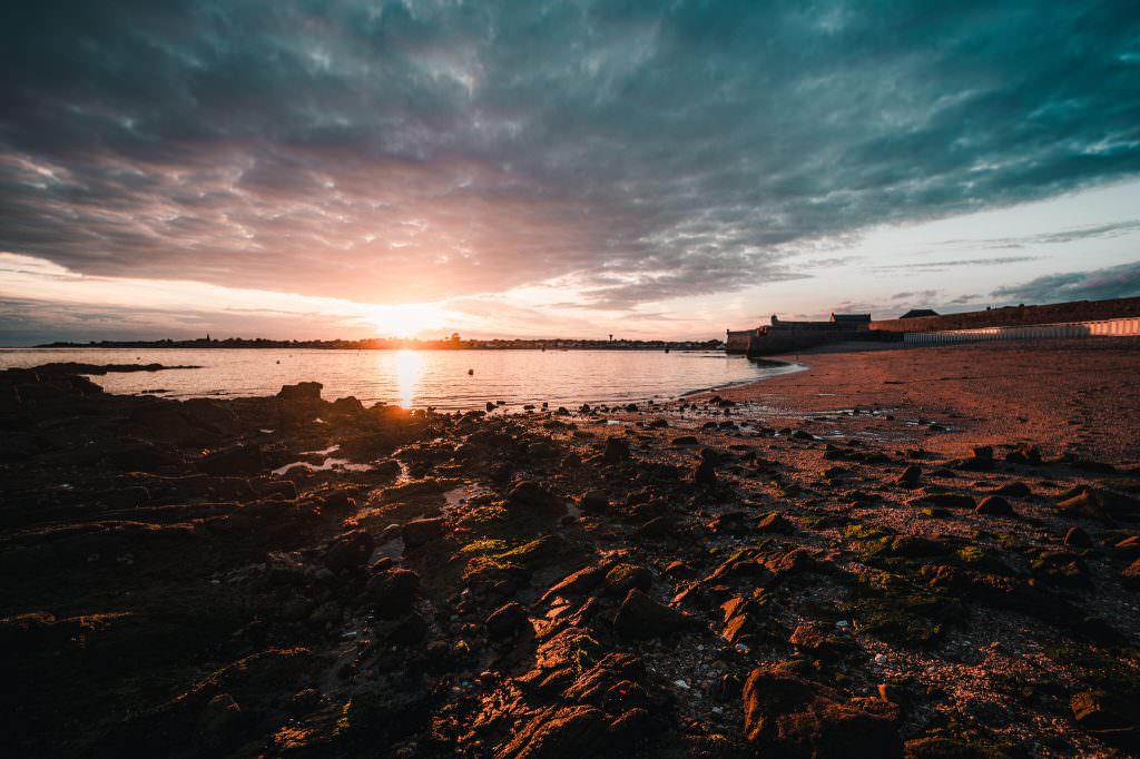 coucher de soleil sur la plage des Pâtis à Port-Louis