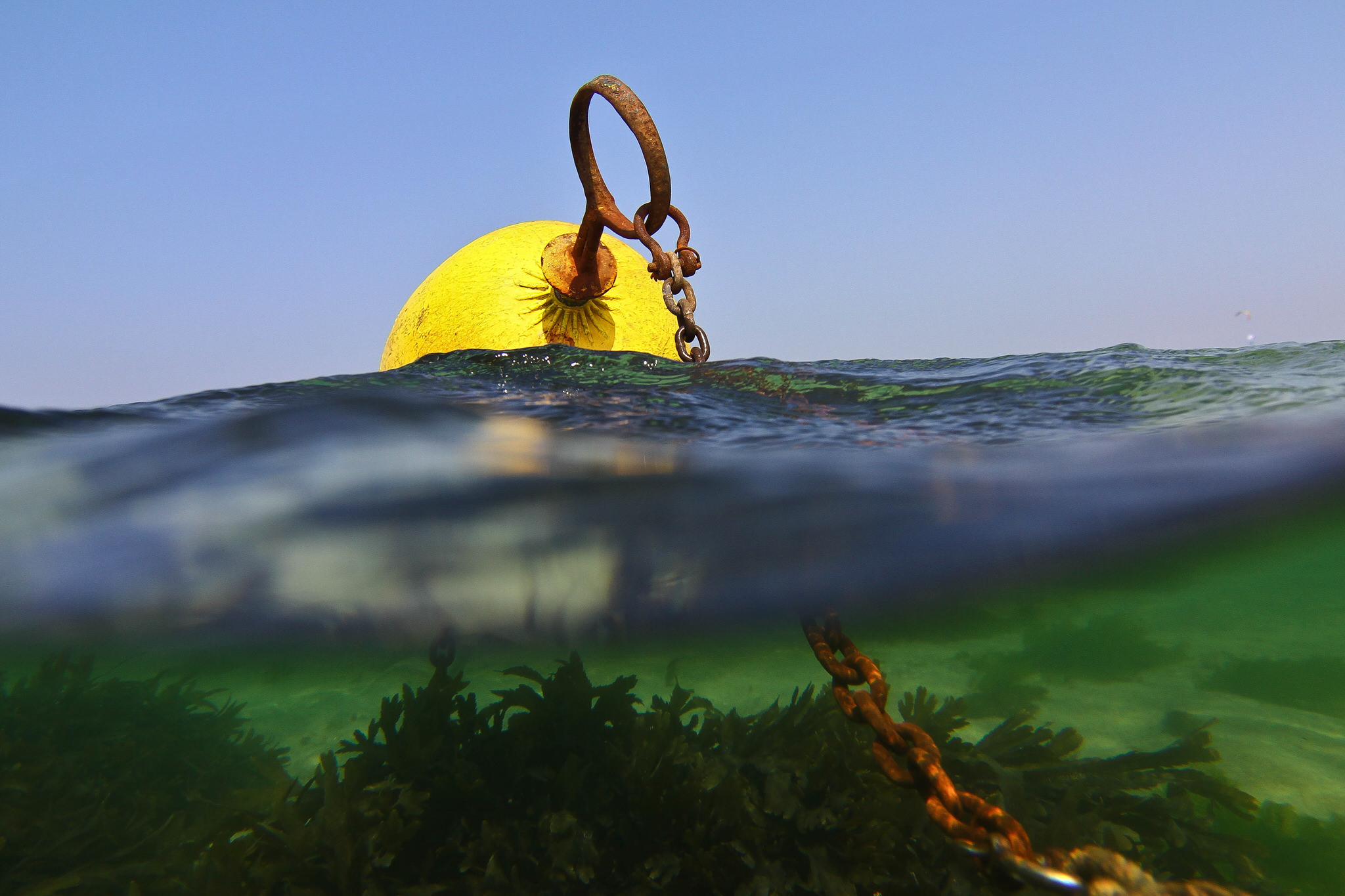 bouée jaune de mouillage de bateau à Groix