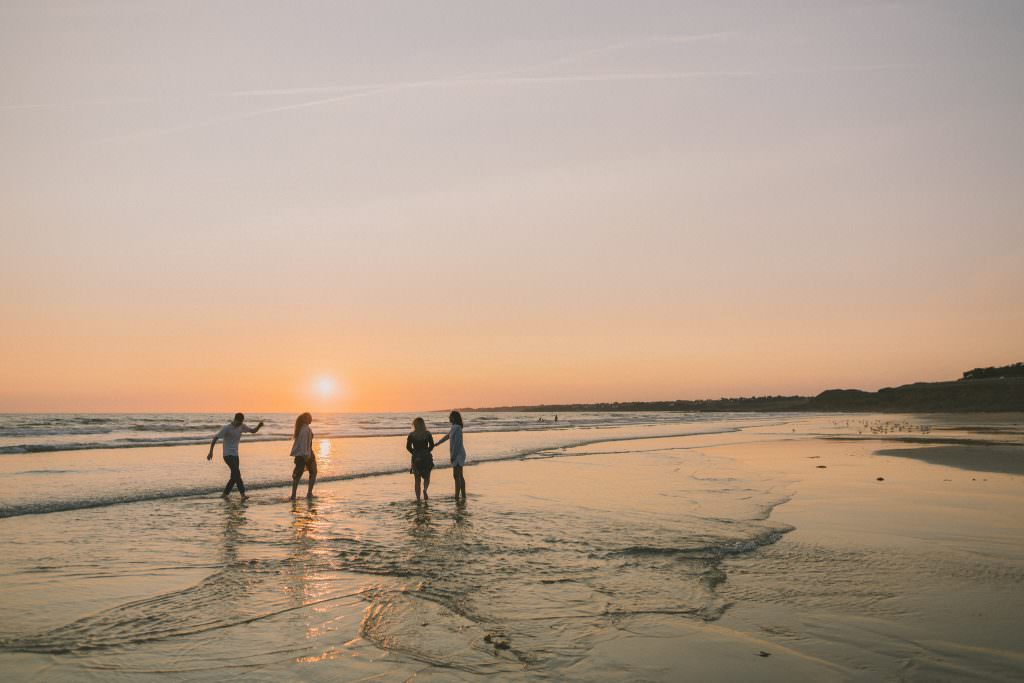 Jeunes à la plage et coucher de soleil sur la plage du Loch à Guidel-Plages.