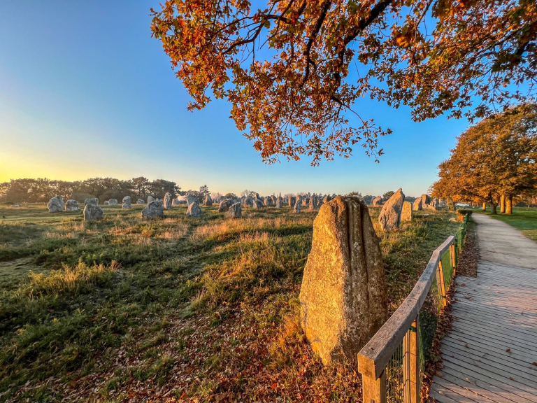 Sentier balisé le long des alignements de menhirs à Carnac (Morbihan)