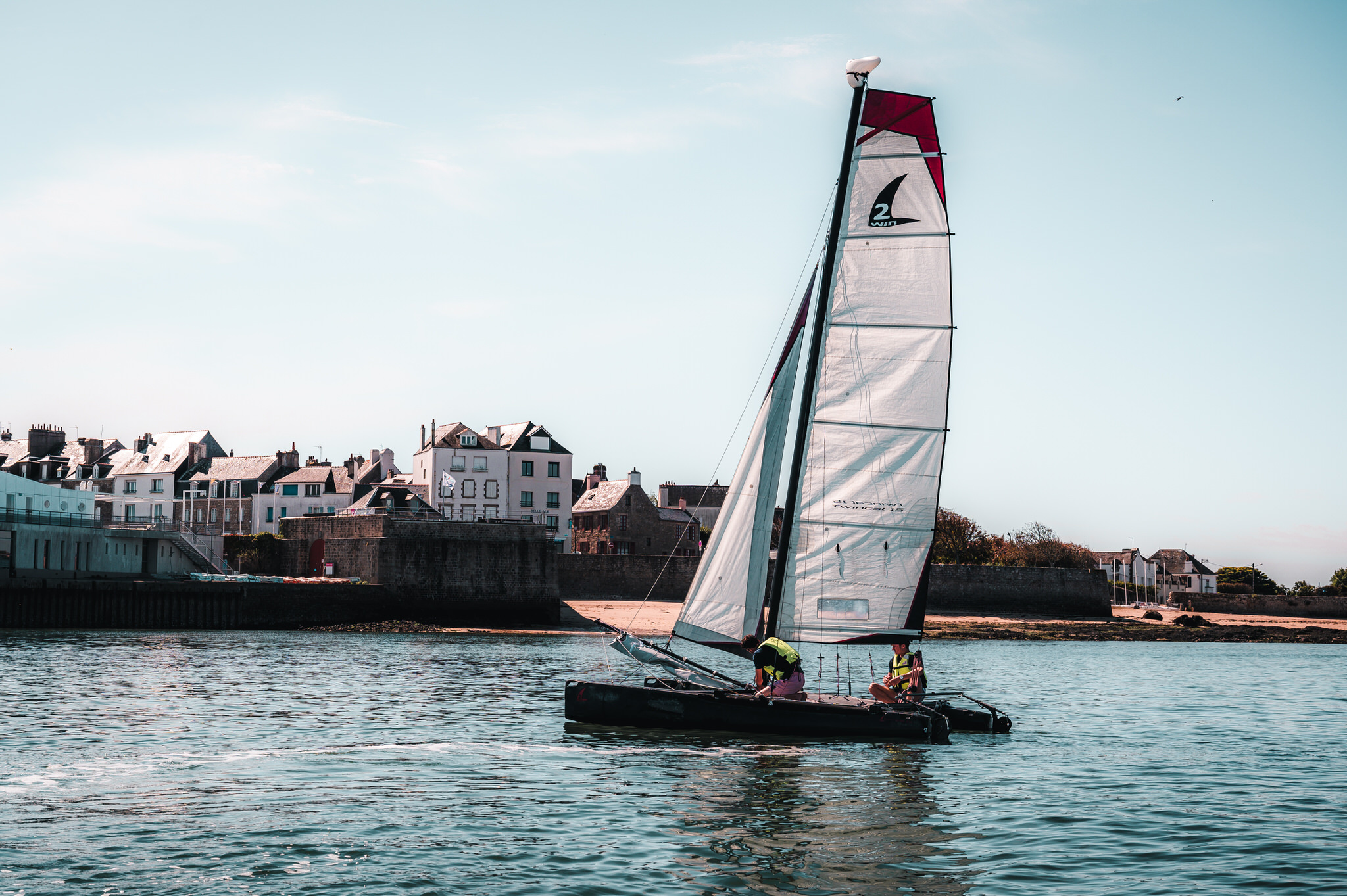 Catamaran sur la rade de Lorient face à Port-Louis, activité à faire en Morbihan