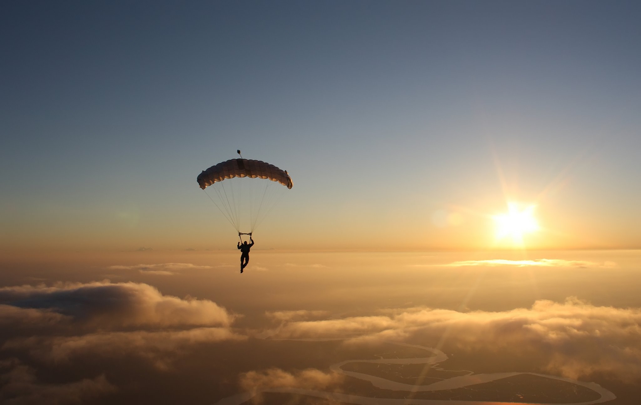 Saut en parachute au lever du soleil